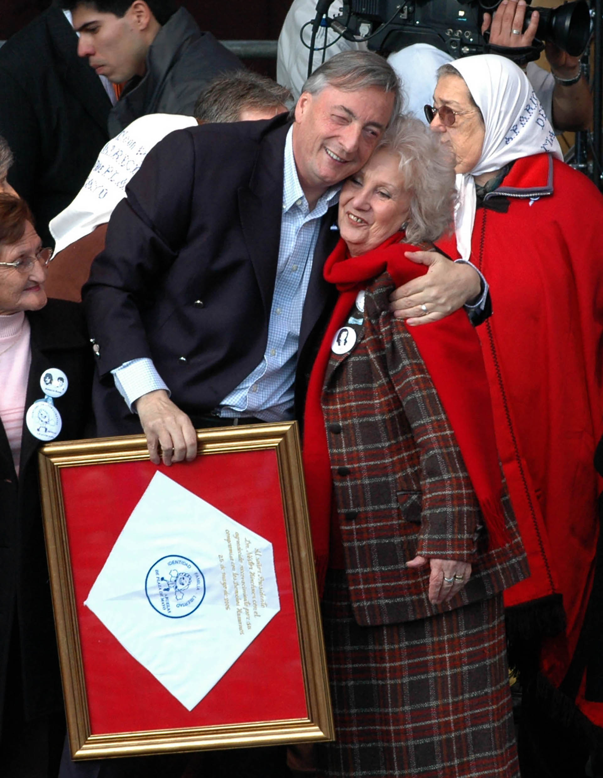 El presidente Néstor Kirchner abraza Estela de Carlotto, la titular de Abuelas de plaza de Mayo durante un acto por el 25 de MayoEl presidente Néstor Kirchner, la ministra de Defensa, Nilda Garre, y el Jefe del Estado Mayor Conjunto, Tte, Gral. Roberto Fernando Bendini, durante el acto realizado en el colegio militar en la localidad bonaerence de El Palomar, al celebrarse el 196 aniversario de la creación del ejercito argentino.
