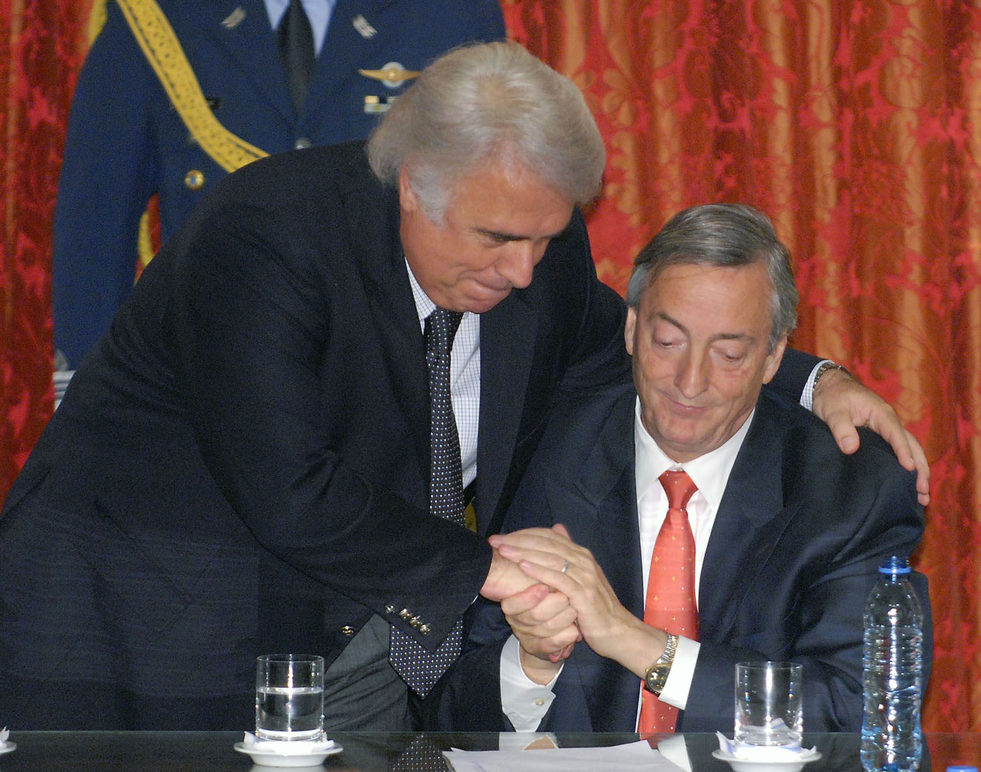 El presidente Néstor Kirchner junto al gobernador de Córdoba, José Manuel De La Sota, durante un acto realizado en el Salón Sur de Casa de Gobierno.