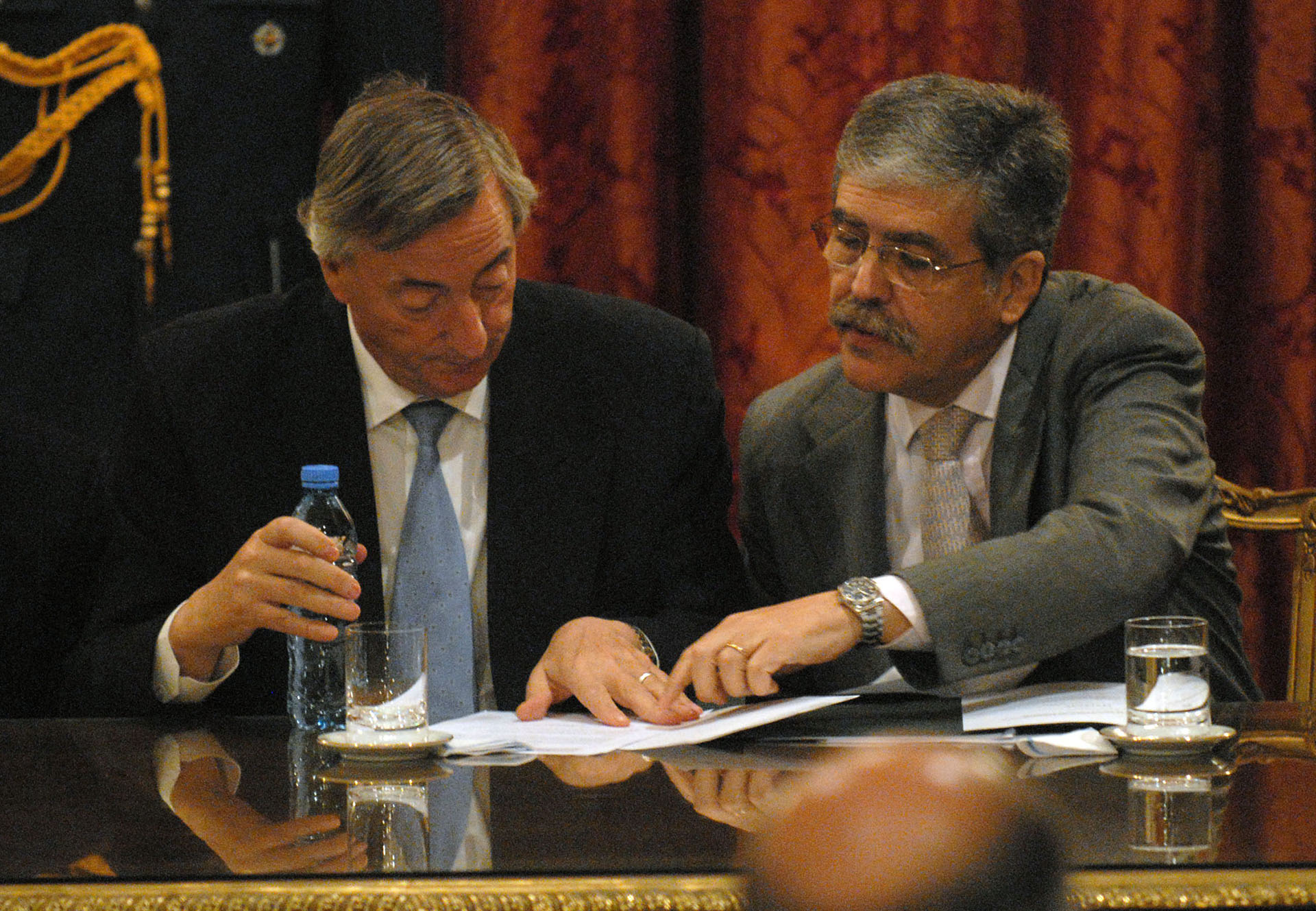 El presidente Néstor Kirchner junto al Ministro de Planificación,. Julio De Vido, en el Salón Sur de Casa de Gobierno, en un acto de obras públicas para la provincia de Buenos Aires