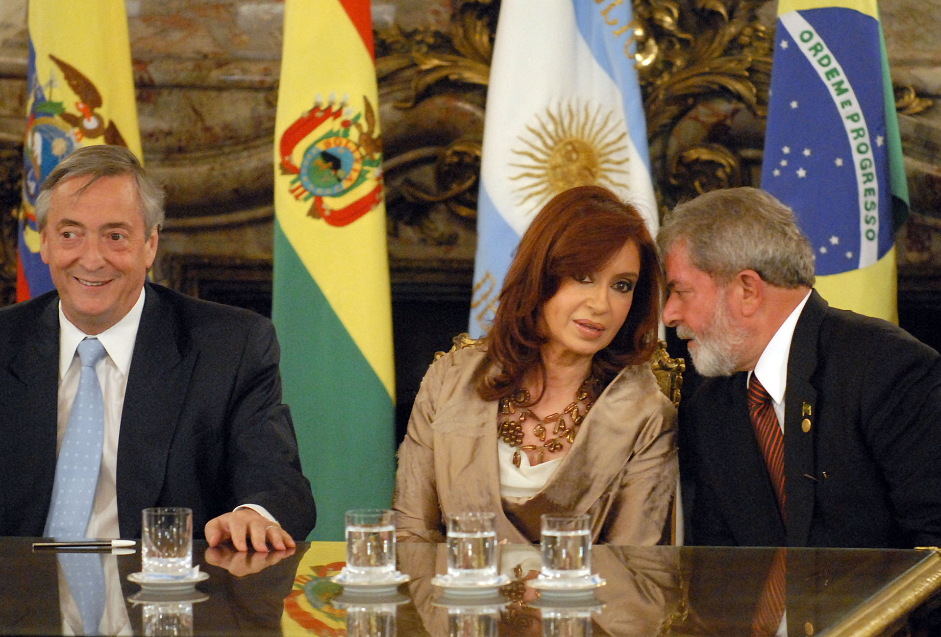 El presidente Néstor Kirchner, su esposa y presidenta electa Cristina y el presidente de Brasil, Lula Da Silva, durante la firma del acta constitutiva del Banco del Sur.