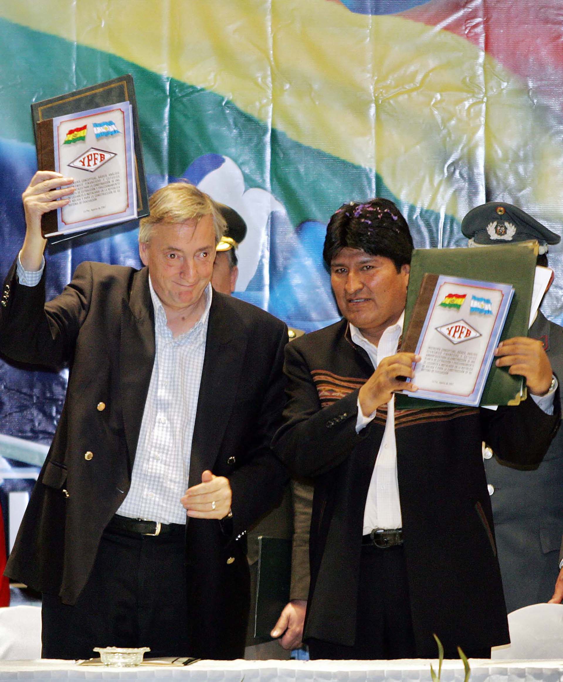 El presidentes de Bolivia, Evo Morales y Néstor Kirchner muestran los acuerdos para la integración energética en el marco de la OPEGASUR (Organización de Países Productores y Exportadores de Gas de América del Sur) después de la ceremonia de firma, 10 de agosto de 2007 en Tarija, sur de Bolivia.