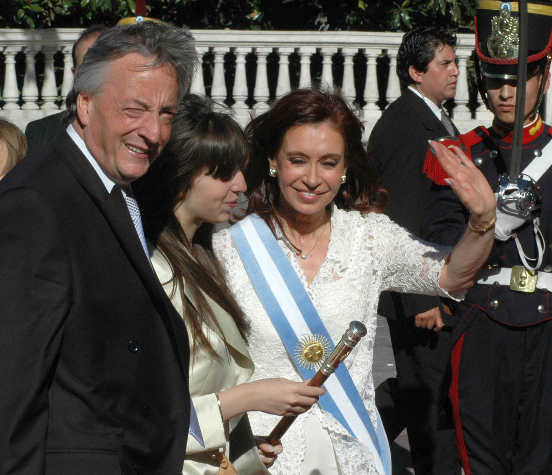 La presidenta Cristina Fernández de Kirchner, ingresa a Casa de Gobierno luego de su jura en el Congreso junto a su hija Florencia y al ex presidente, Néstor Kirchner