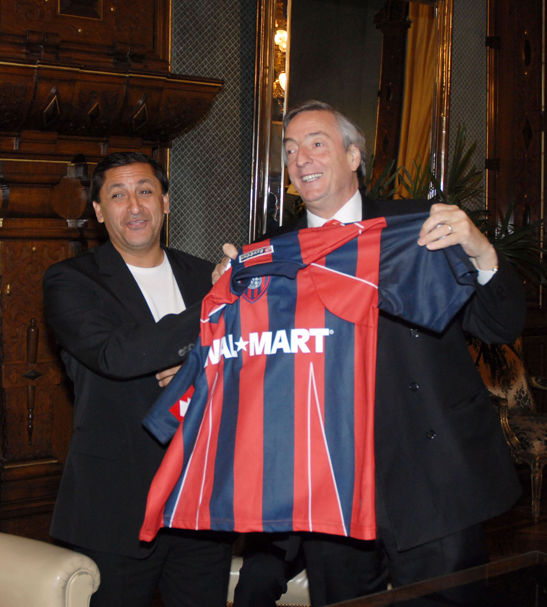 El presidente Néstor Kirchner junto al entrenador de San Lorenzo, Ramon Díaz, en su despacho de la Casa Rosada.