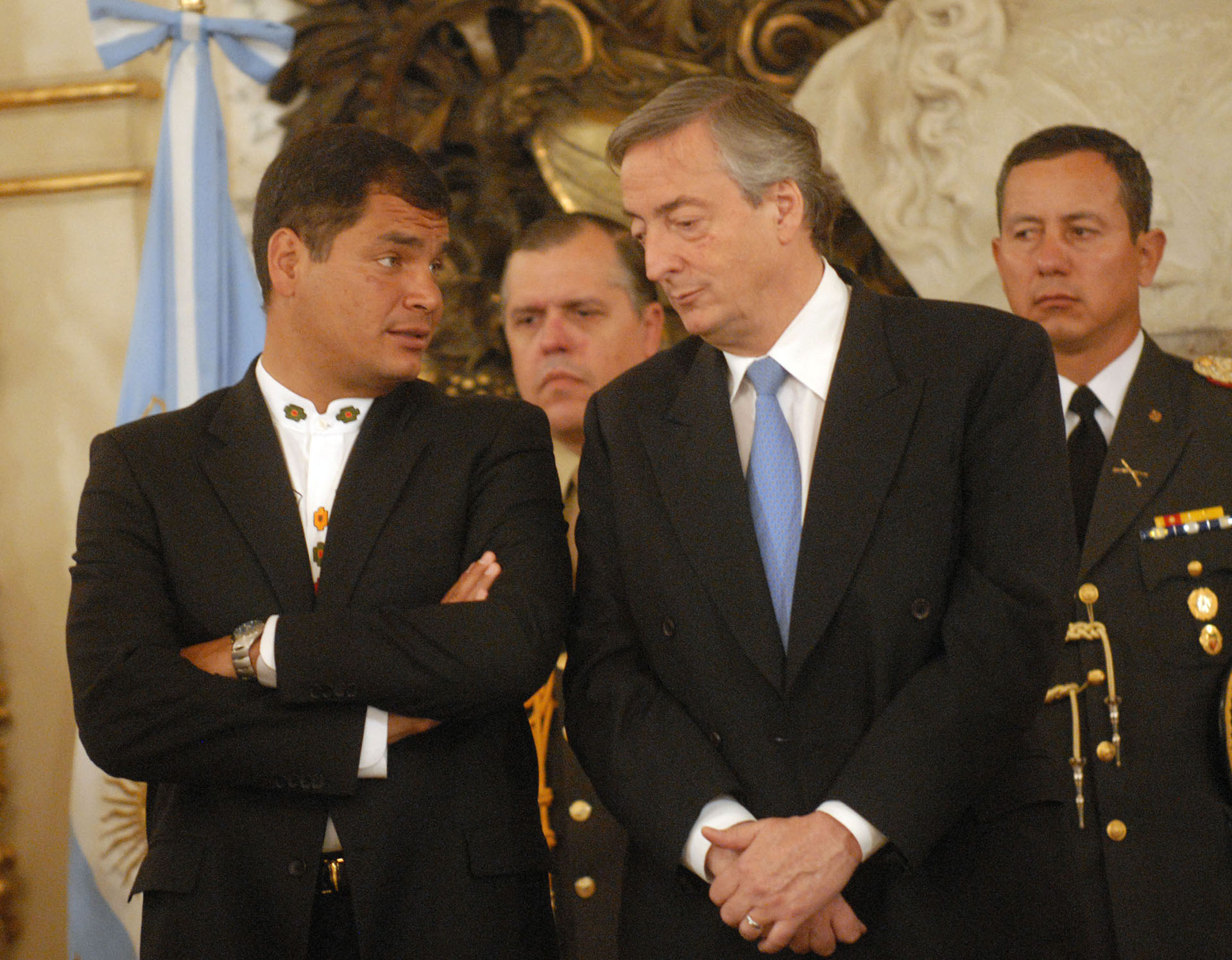 El presidente Néstor Kirchner junto su par de Ecuador, Rafael Correa, en el Salón Blanco de Casa de Gobierno.