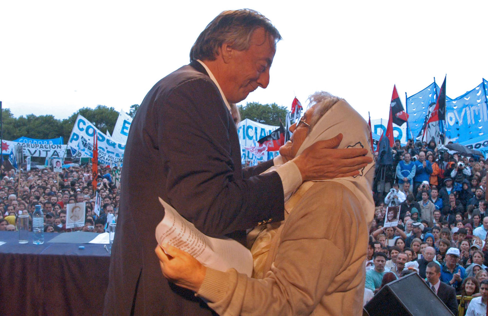 El presidente Néstor Kirchner durante el acto realizado por el 31º aniversario del golpe de Estado en donde funcionó el centro clandestino de detención conocido como “La Perla” que hoy está en manos de la Comisión Nacional de la Memoria.