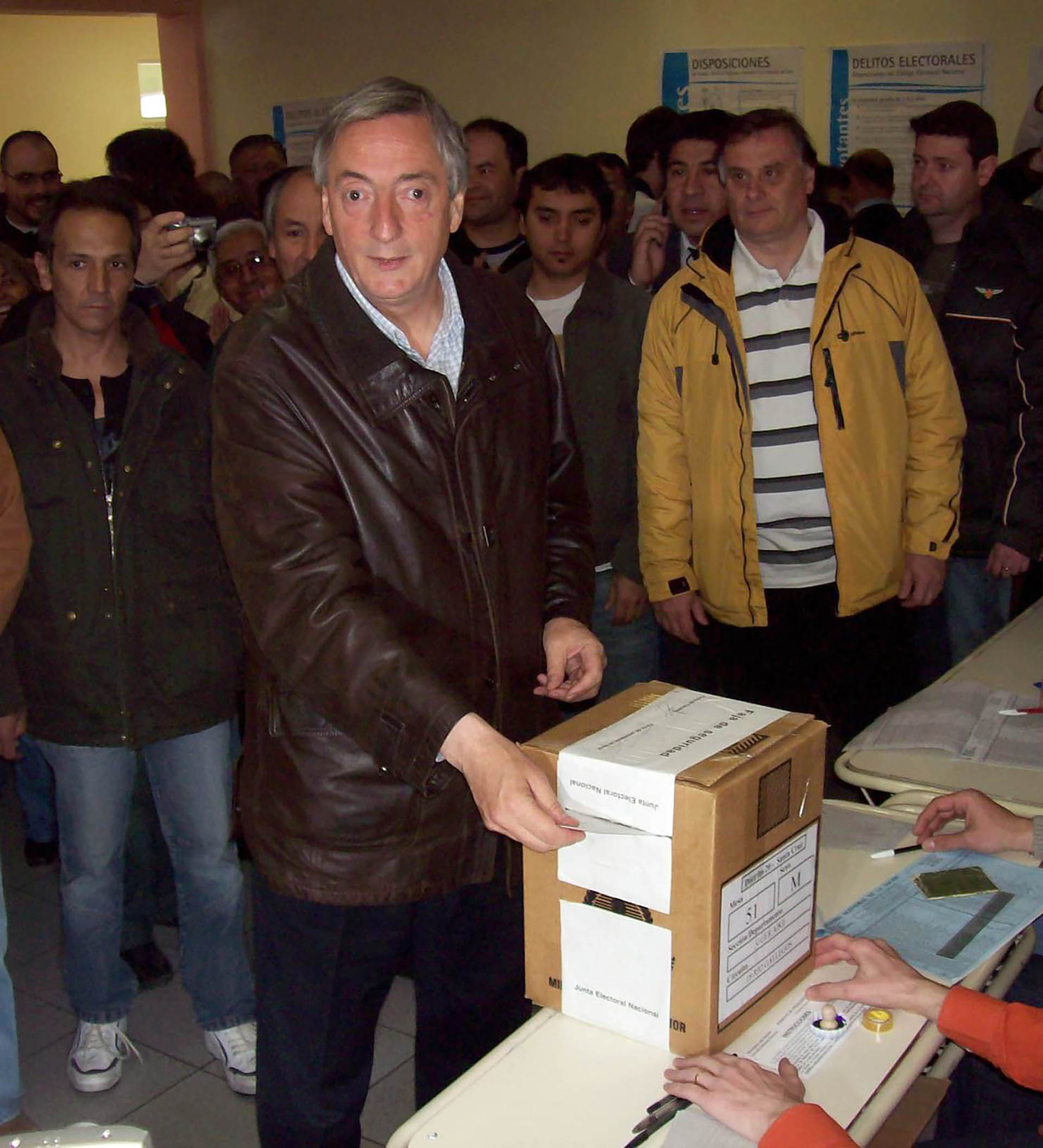El presidente Néstor Kirchner al emitir su voto para las presidenciales, en Santa Cruz