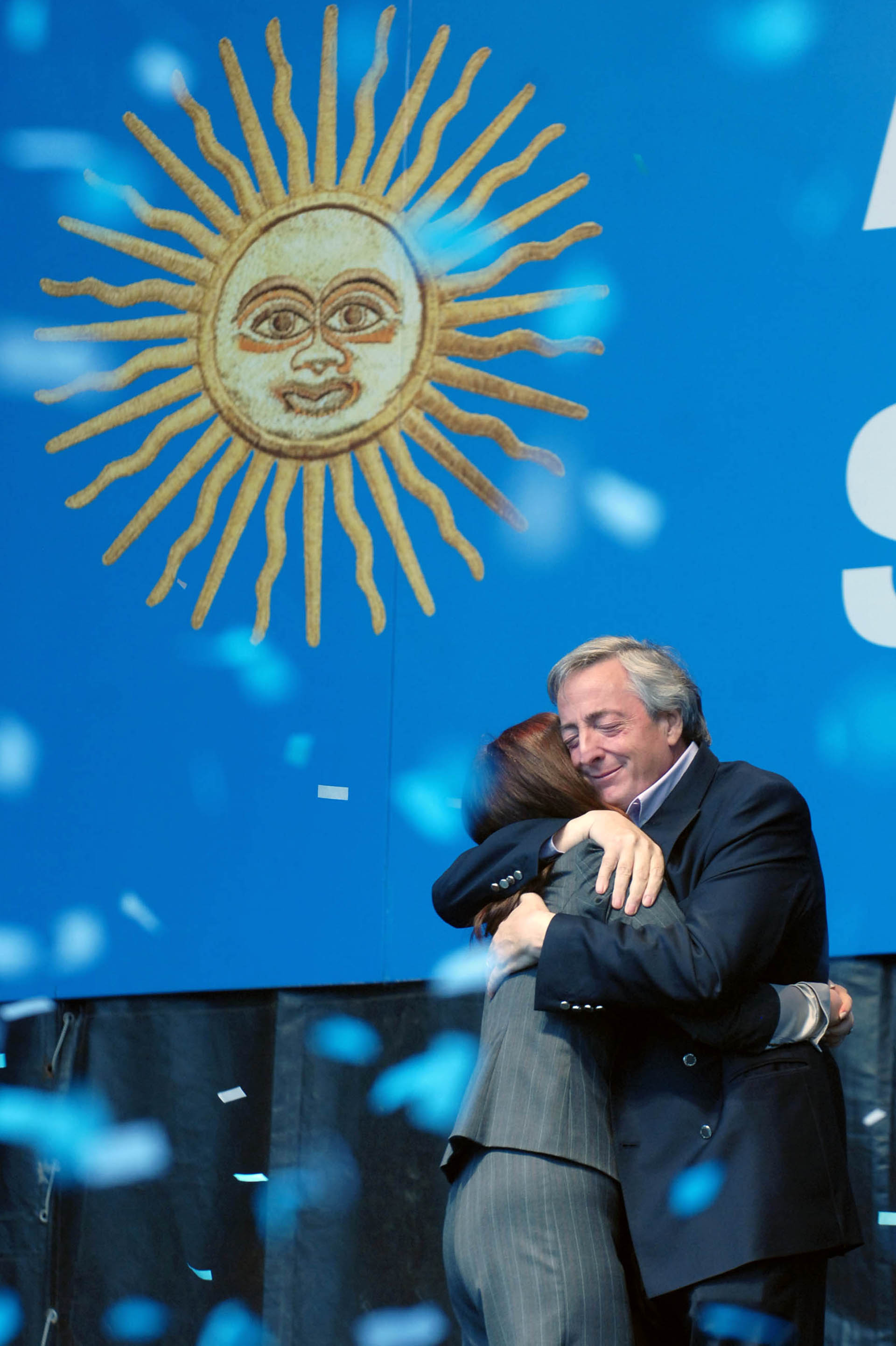 La presidente Cristina Fernández de Kirchner junto a su esposo Néstor Kirchner al finalizar su discurso en la Plaza de Mayo.
