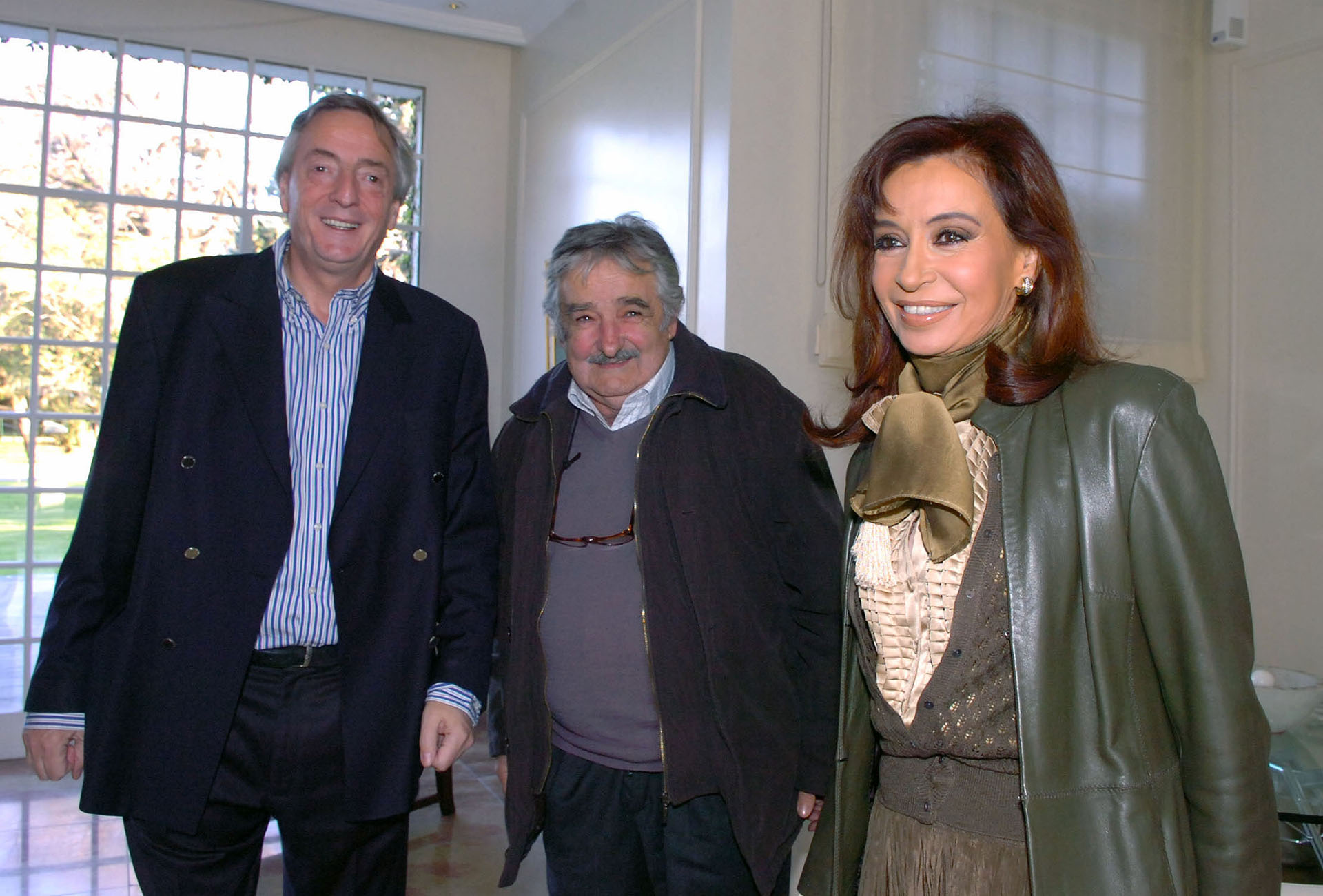La presidenta Cristina Kirchner y su esposo Néstor Kirchner reciben en la quinta de Olivos al senador uruguayo, José Mujica