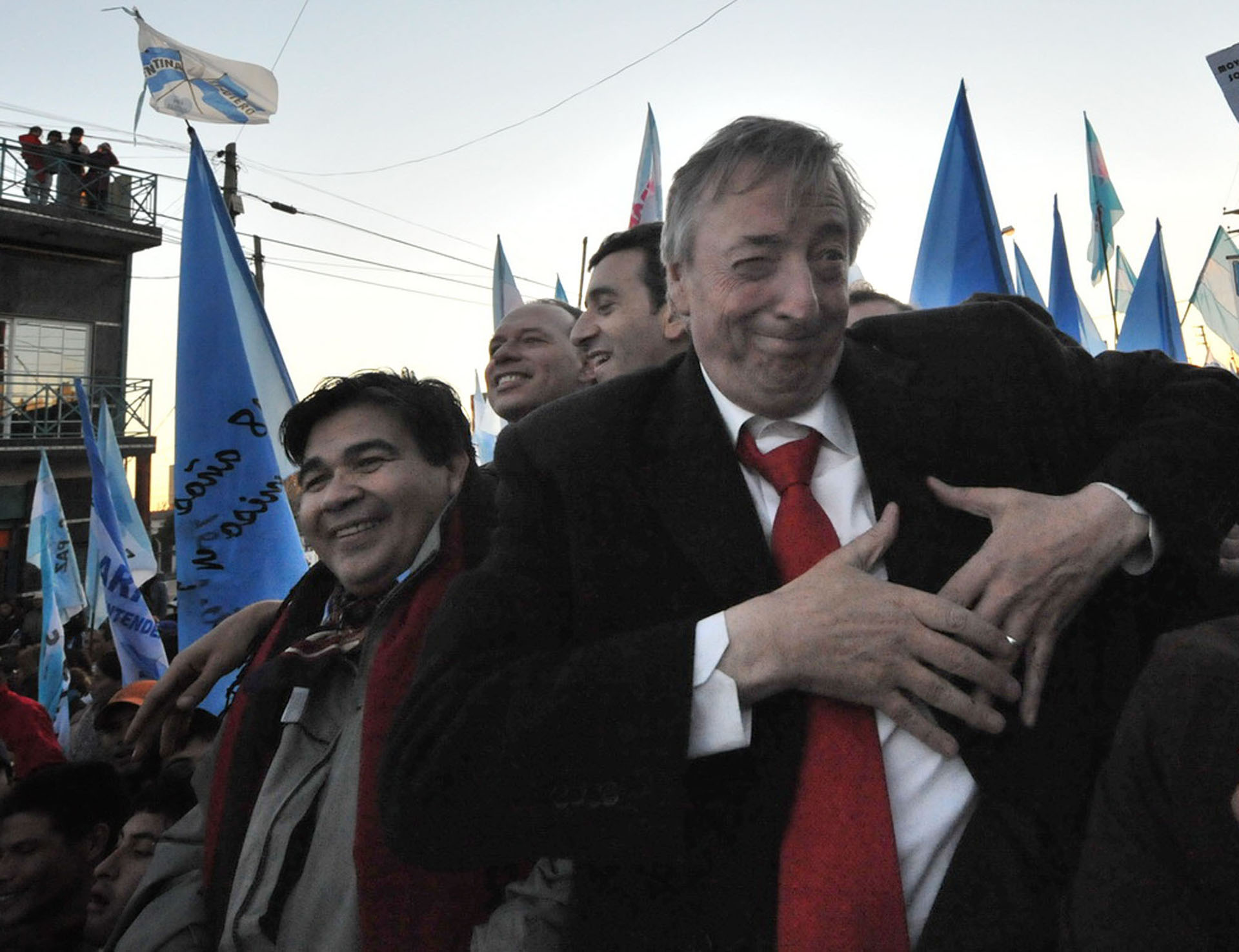 El candidato a diputado nacional por el FpV, Néstor Kirchner, durante una recorrida de campaña por José C. Paz.