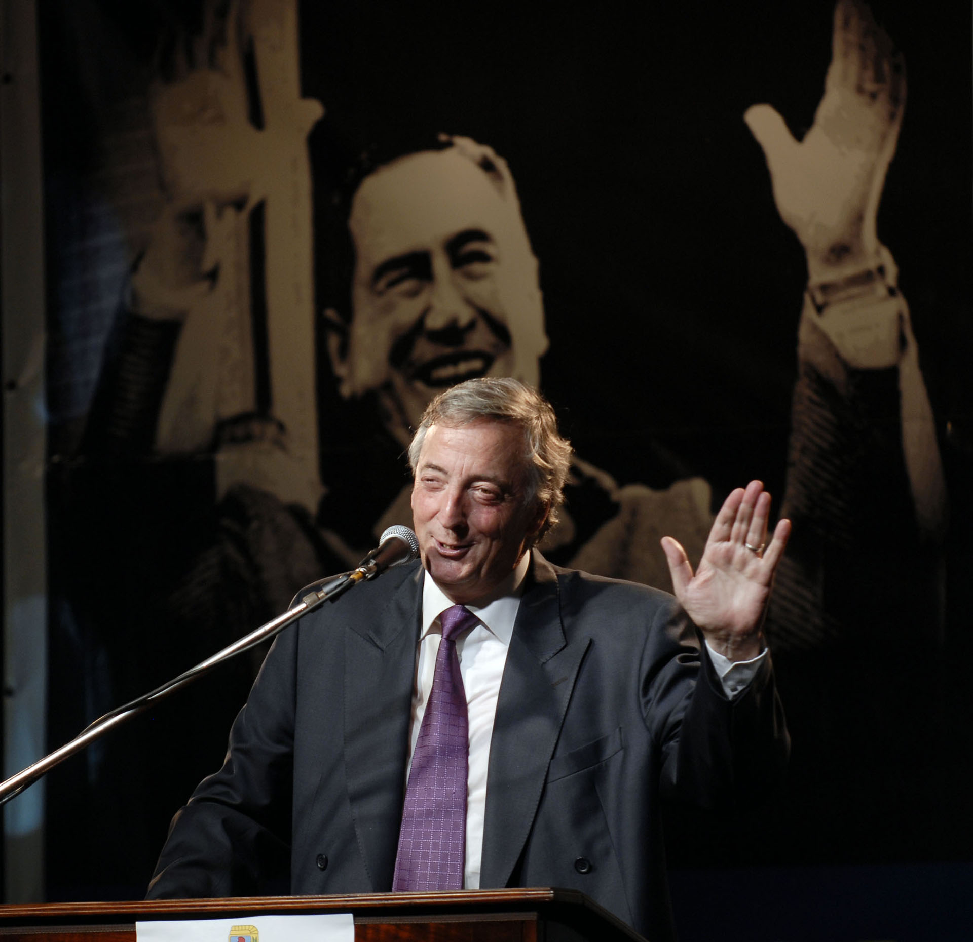 El ex presidente y el titular del PJ, Néstor Kirchner, habla durante un acto en la localidad bonaerense de San Fernando