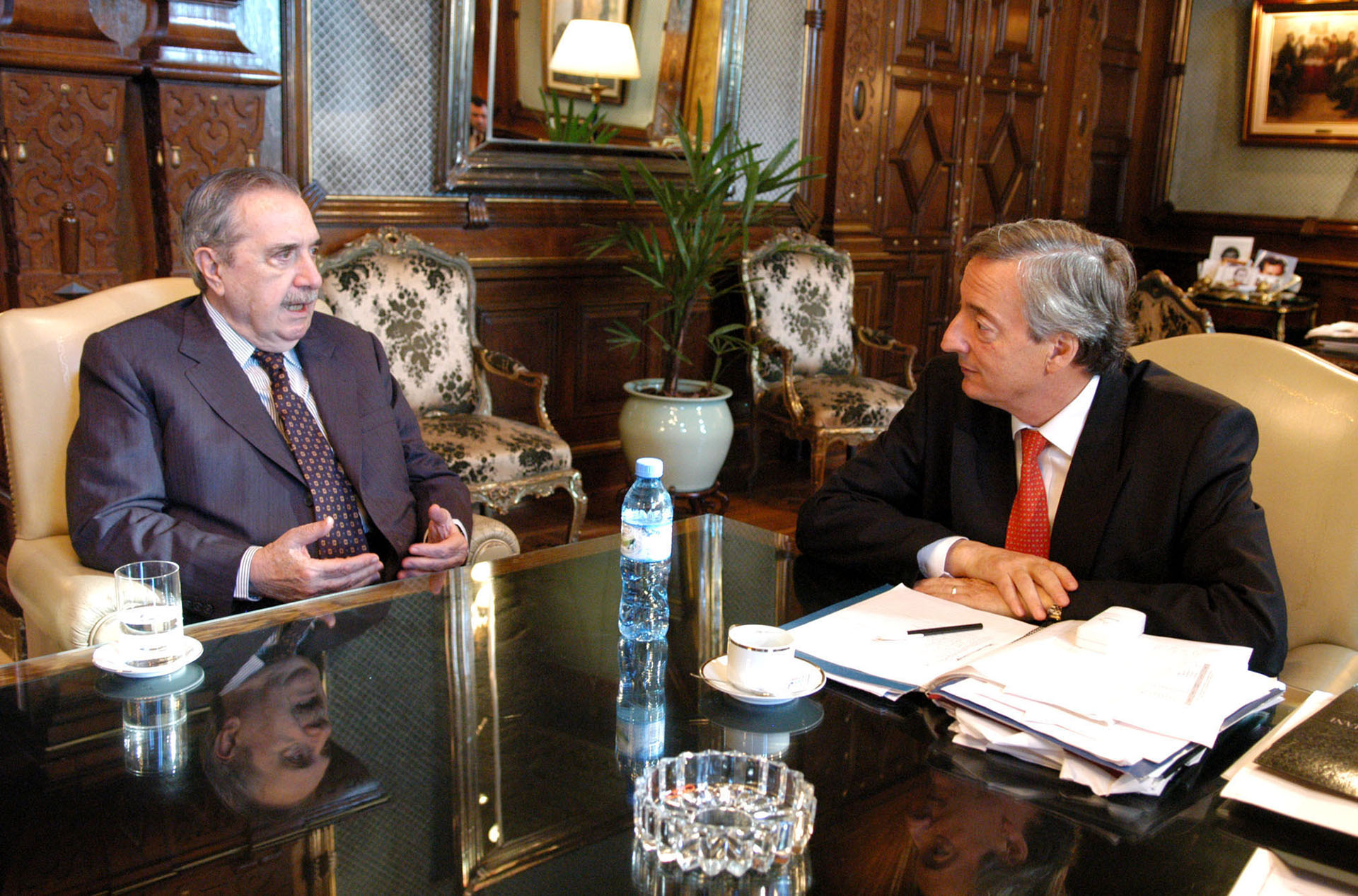 El presidente Néstor Kirchner se reunió con el ex presidente Raúl Alfonsín en su despacho de Casa de Gobierno.