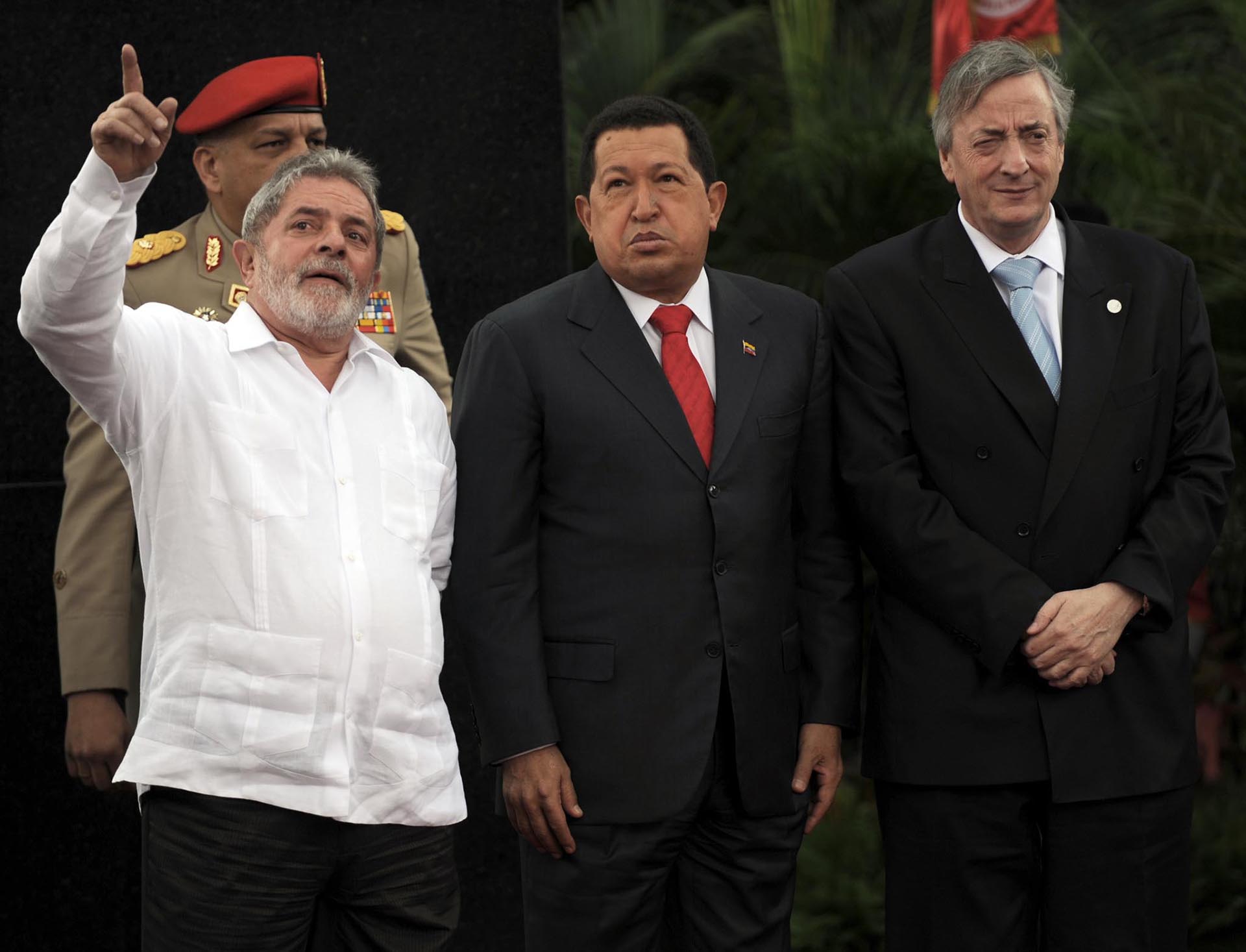 Néstor Kirchner, Secretario General de UNASUR, junto a los presidentes de Brasil, Lula da Silva, y Venezuela, Hugo Chávez, durante el Comité Estratégico Presidencial de Sudamérica y África (ASA), en Caracas, el 6 de agosto de 2010.