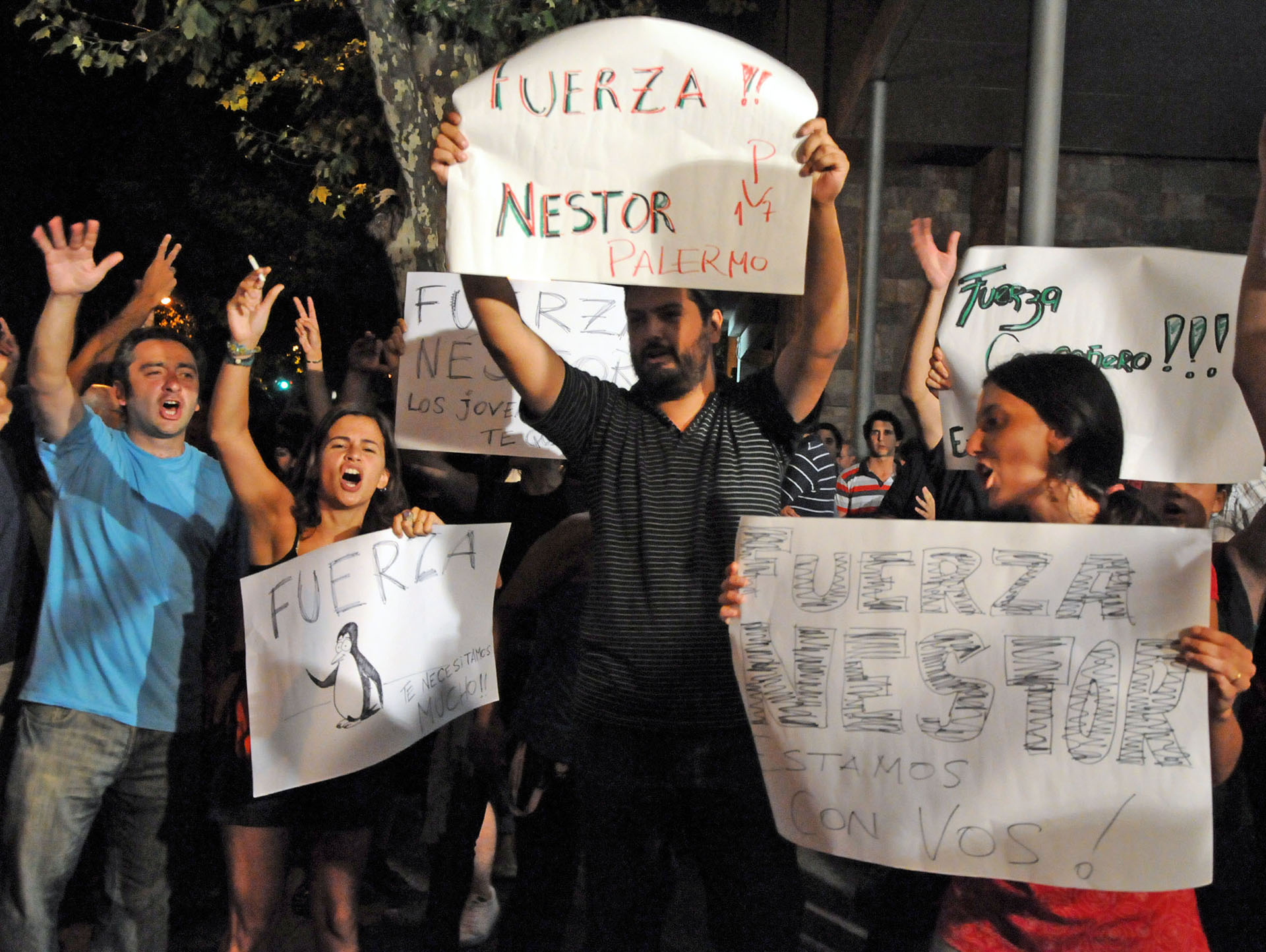 Simpatizantes del ex presidente Néstor Kirchner le dan su apoyo en la puerta del sanatorio donde se encuentra internado.