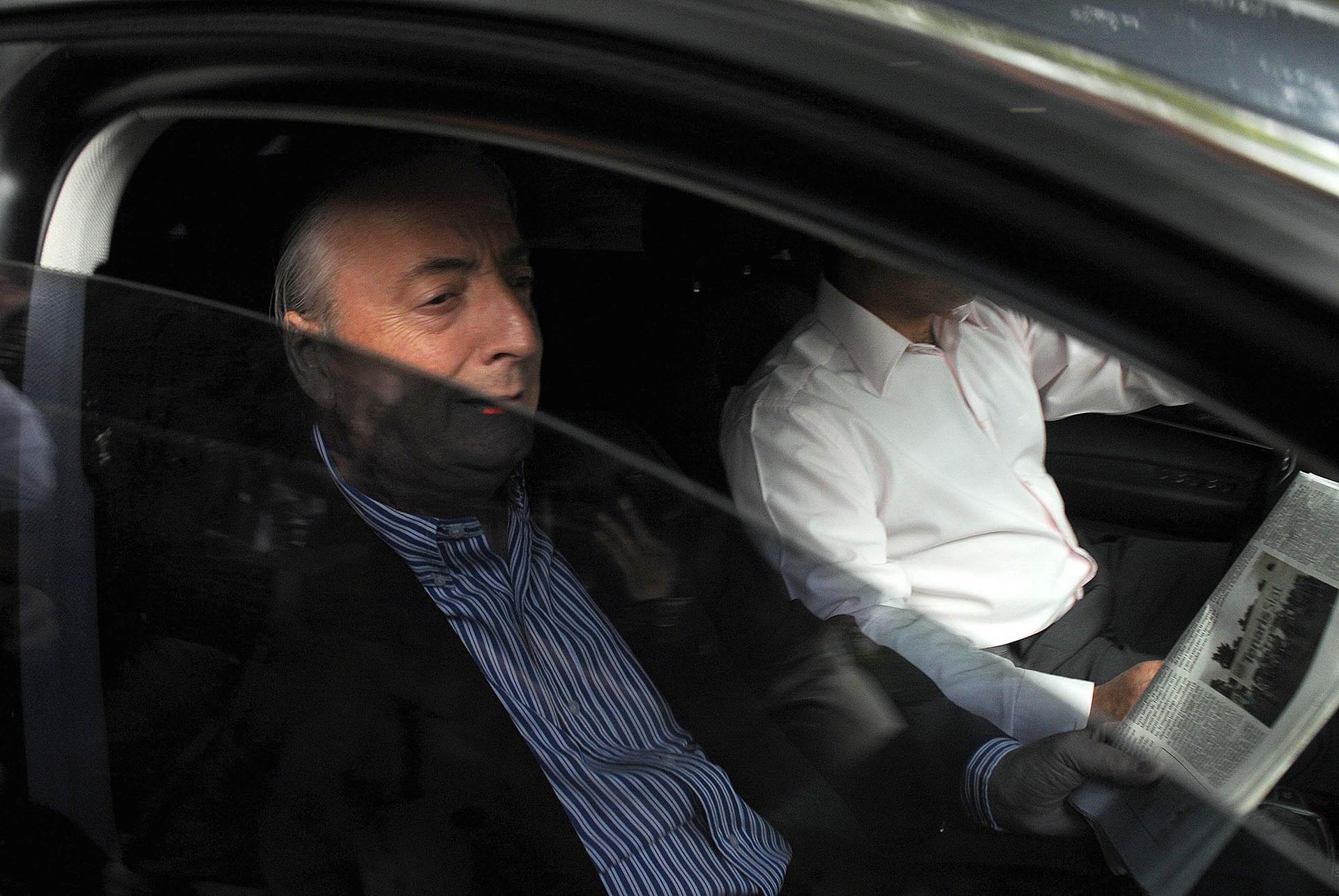 El ex presidente Néstor Kirchner deja una clínica privada en Buenos Aires, el 10 de febrero de 2010, luego de someterse a una cirugía de emergencia de la arteria carótida para prevenir un derrame cerebral