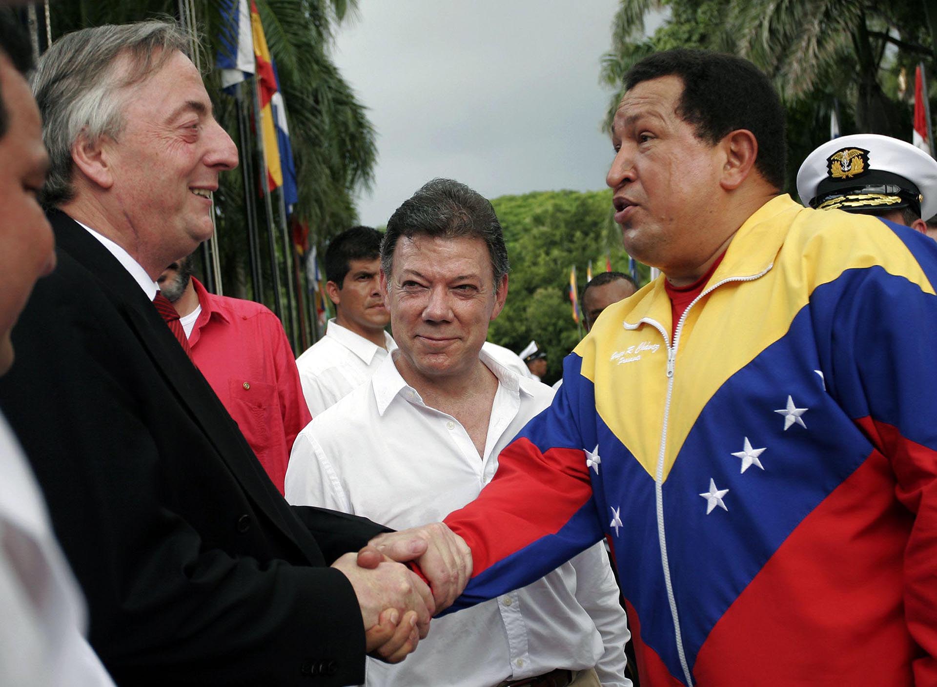 El presidente venezolano Hugo Chávez salud al Secretario General de UNASUR, Néstor Kirchner, mientras el Presidente de Colombia, Juan Manuel Santos mira la Quinta de San Pedro Alejandrino en Santa Marta, Magdalena Departamento, el 10 de agosto de 2010.