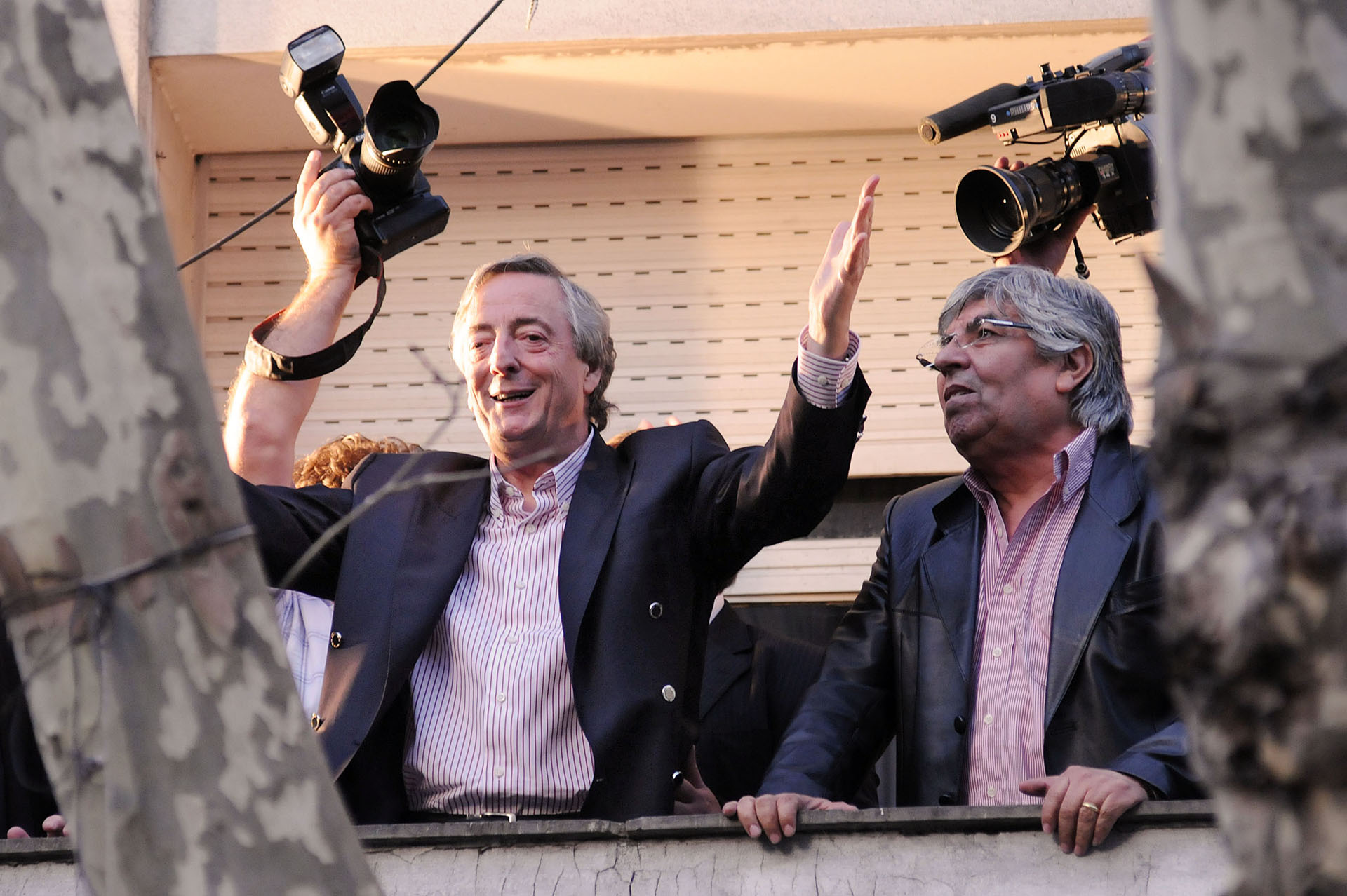 El ex presidente Néstor Kirchner junto al líder sindical Hugo Moyano saluda a los trabajadores desde un balcón de la CGT.