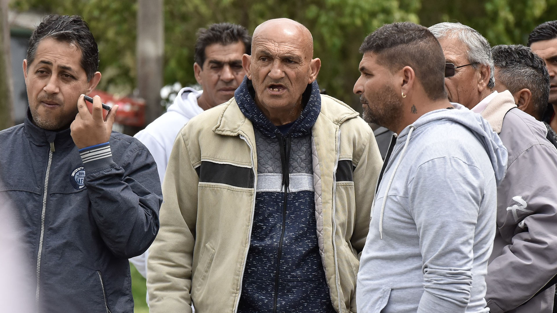 Grupos de vecinos y familiares hablaban sobre lo ocurrido en el barrio de gitanos de José Mármol. (Adrian Escandar)