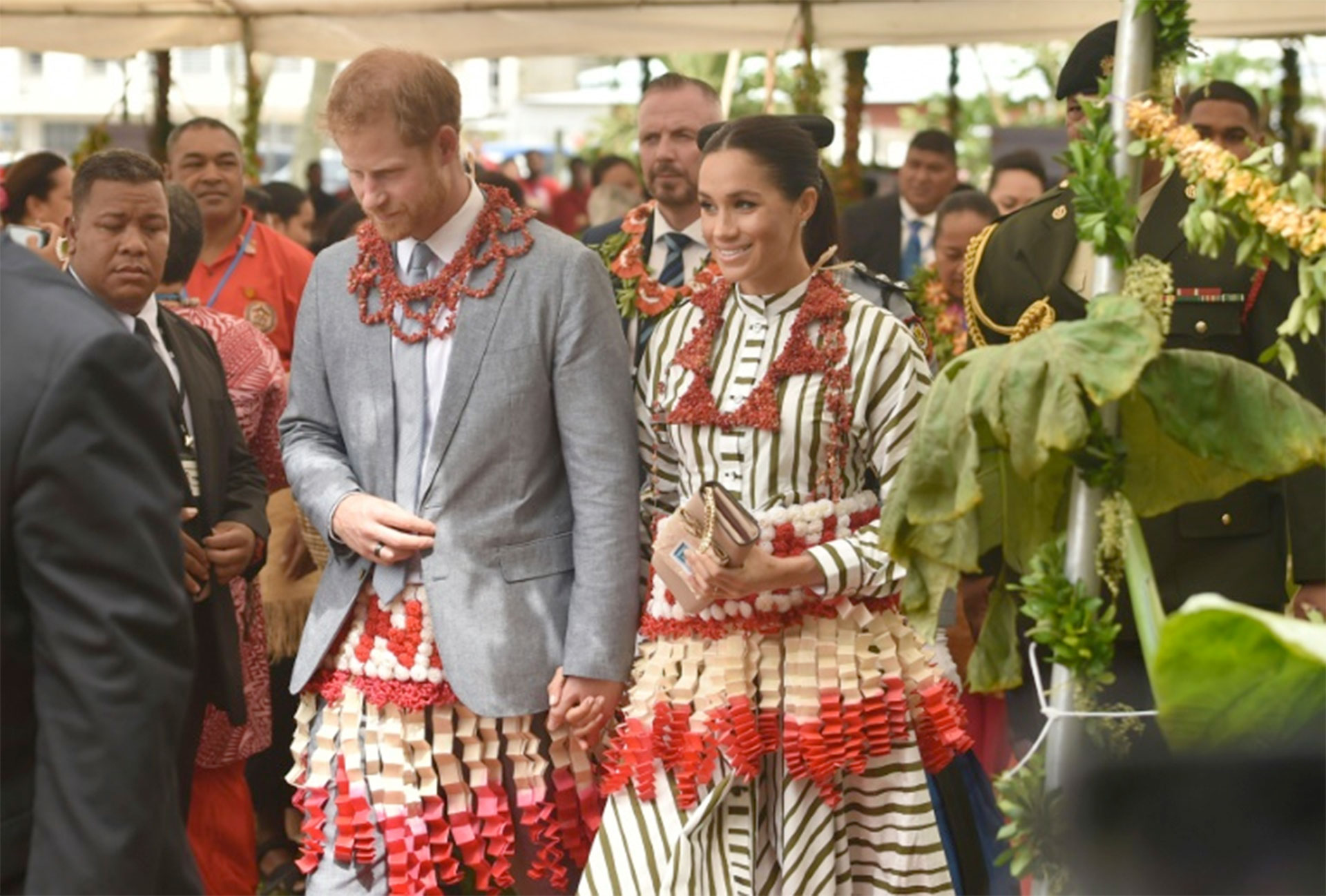 El príncipe Harry y Meghan se visten con la falda tradicional de la isla de Tonga, 26 de octubre de 2018 (AFP – PETER PARKS)