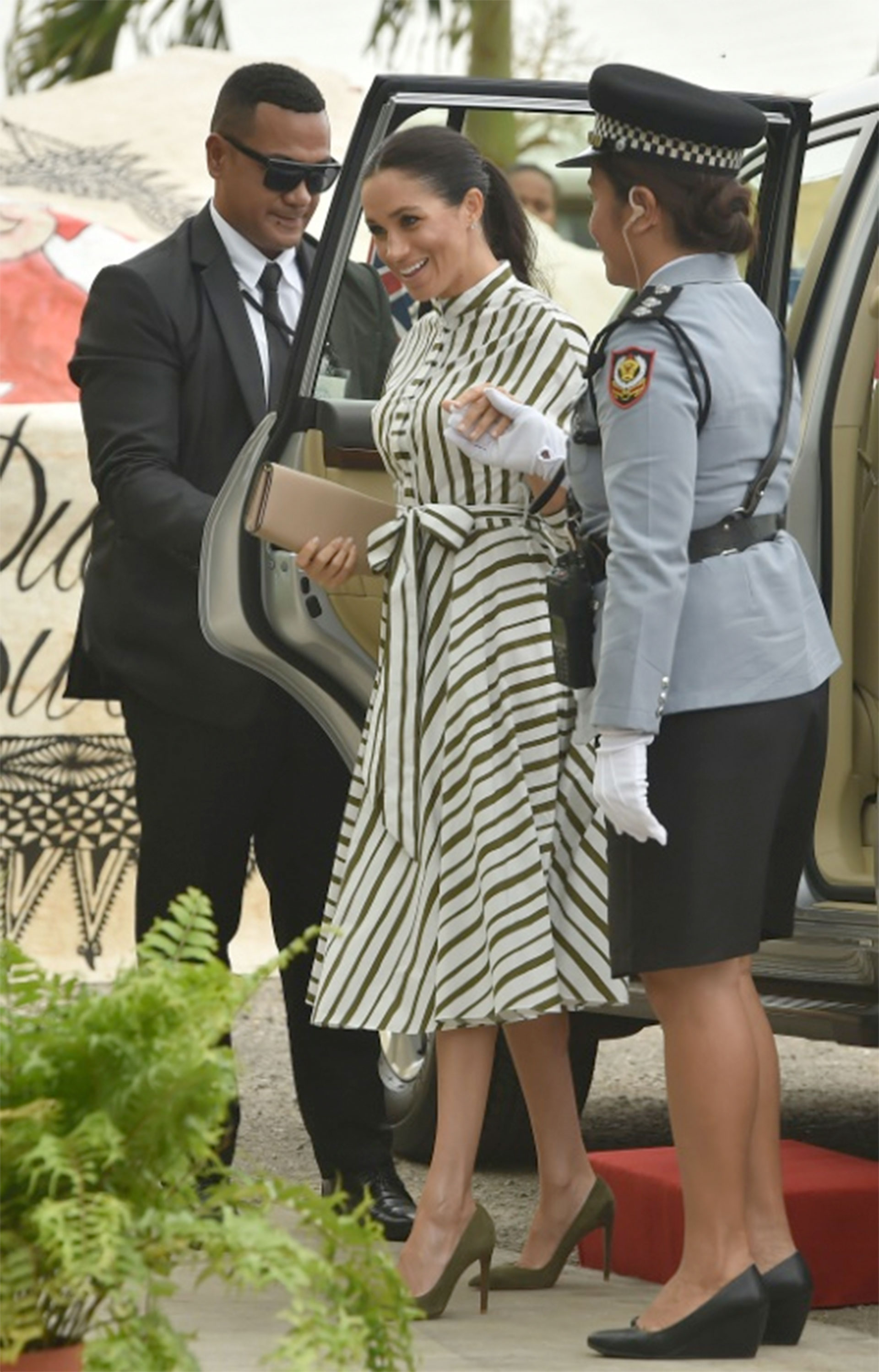 Meghan lleva un vestido verdiblanco, diseñado por el modista australiano Martin Grant, durante su visita por una feria artesanal en la capital de Tonga, el 26 de octubre de 2018 (AFP – PETER PARKS)