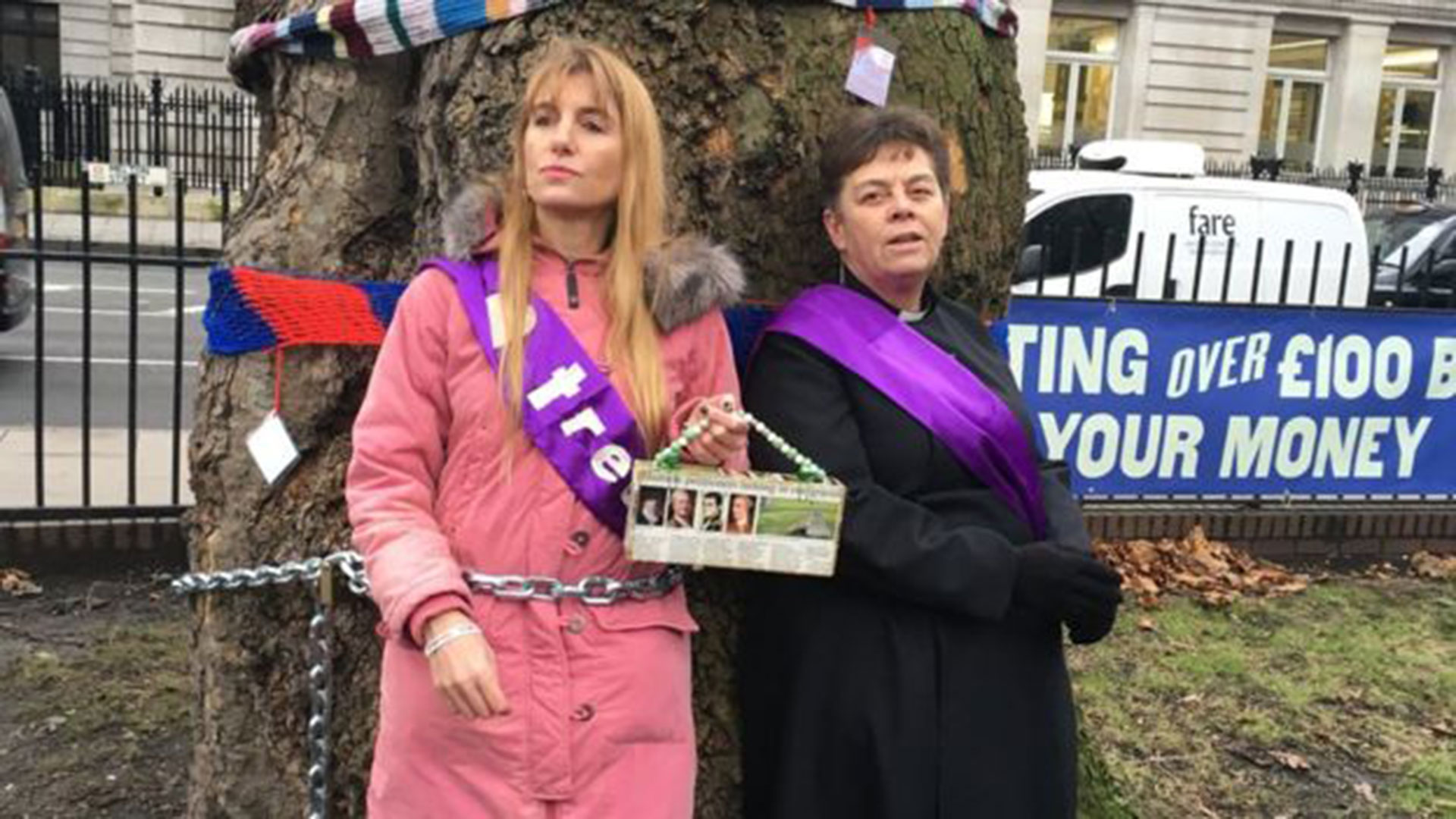 Las activistas Jo Hurford y Anne Stevens, encadenadas a modo de protesta