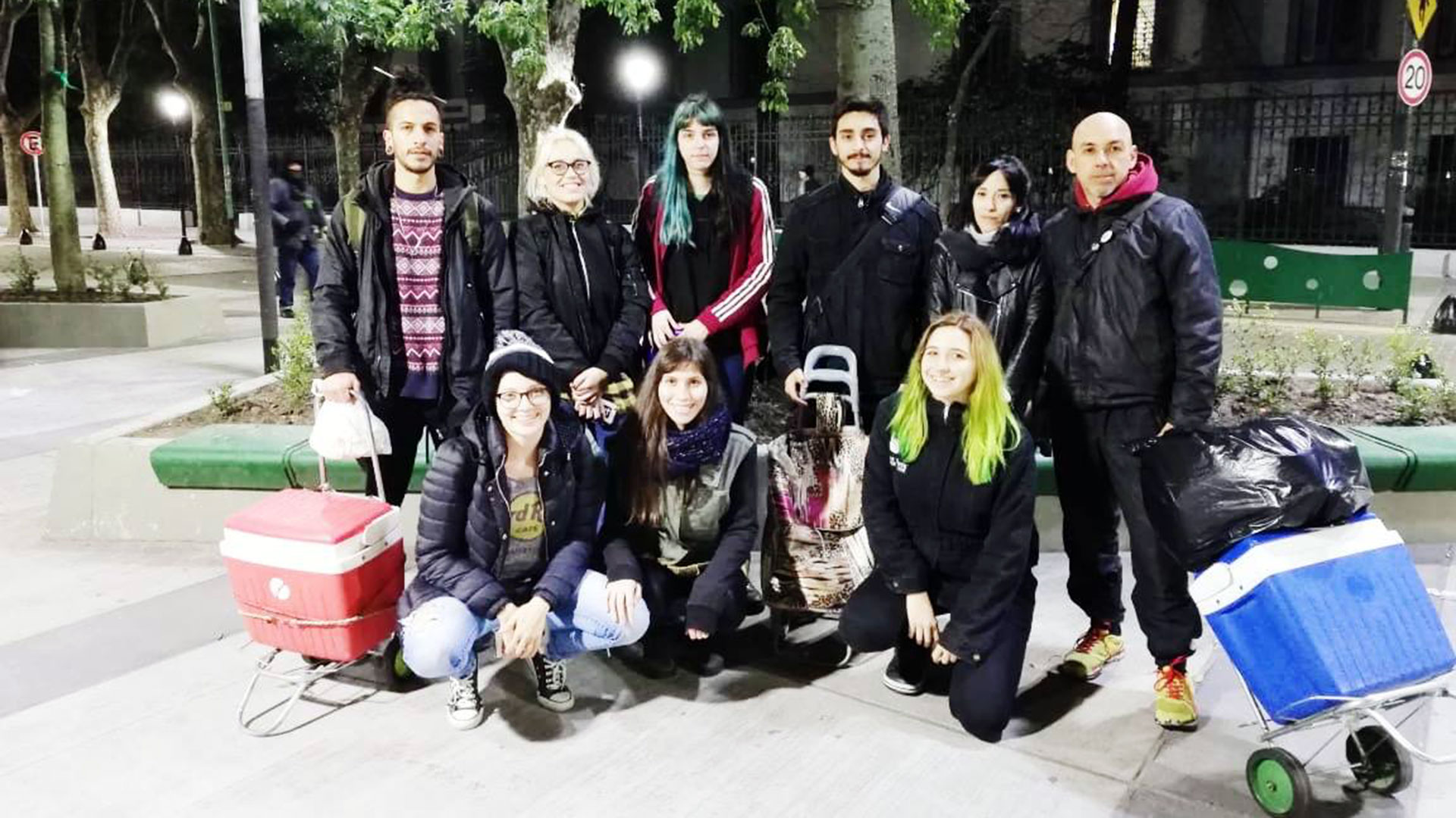 El grupo vegano “Amigues por la calle” reparte comida todos los jueves. También ayudan a las personas a buscar trabajo para que puedan reinsertarse en el campo laboral.