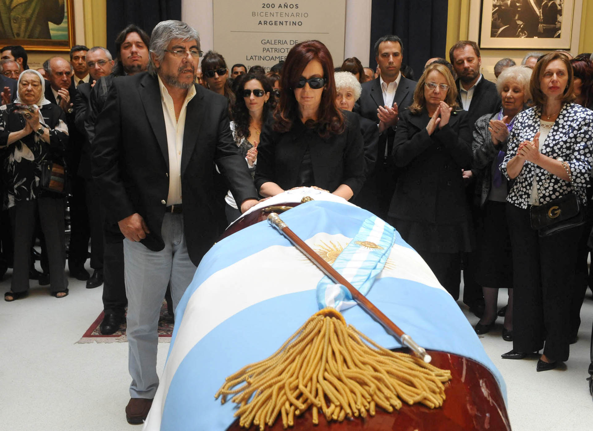 La presidenta Cristina Kirchner junto al titular de la CGT, Hugo Moyano, despiden los restos de Néstor Kirchner, que son velados en la Casa Rosada.