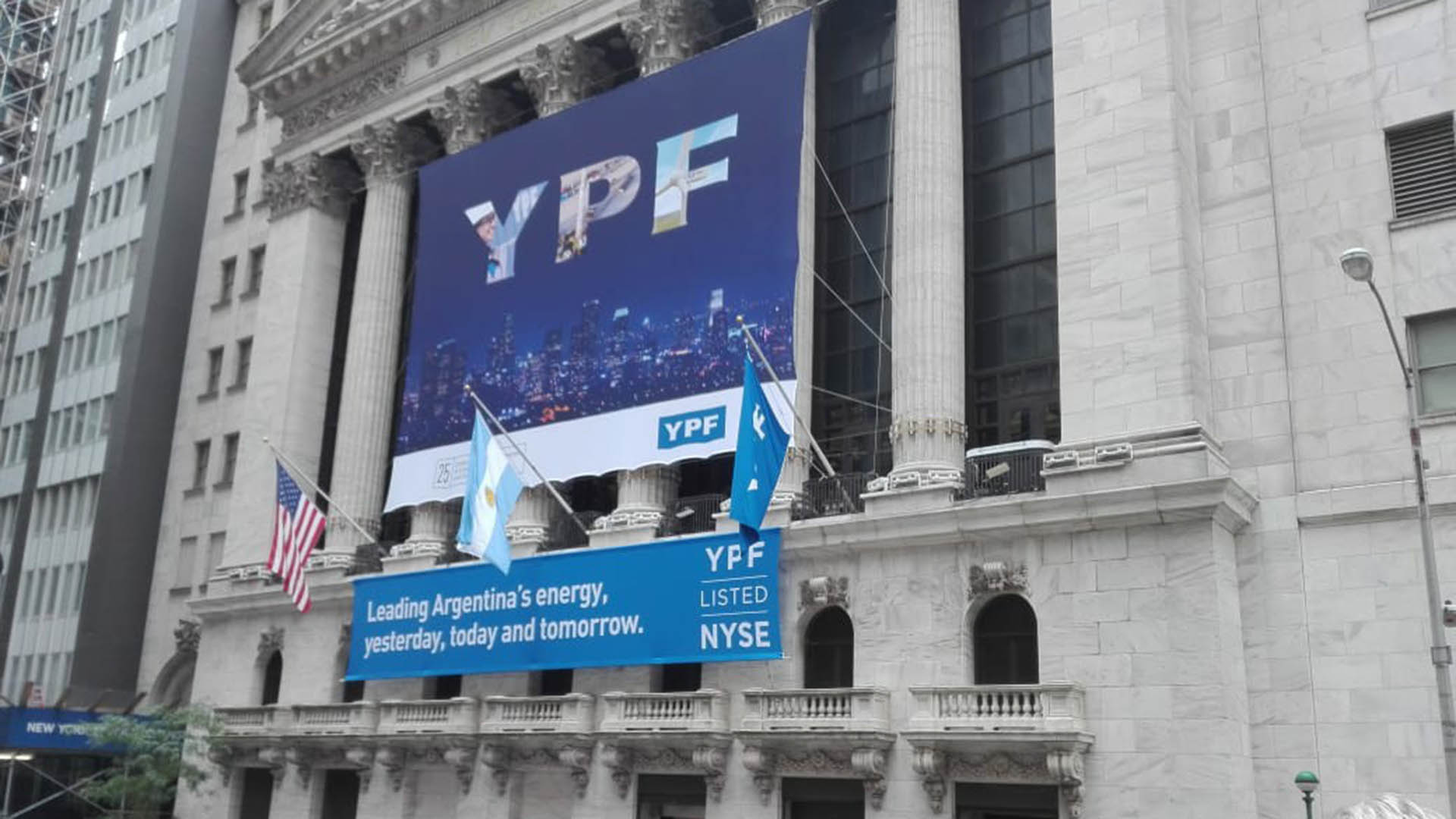 Sobre YPF pesa la coyuntura local y el amplio descenso del valor del crudo.