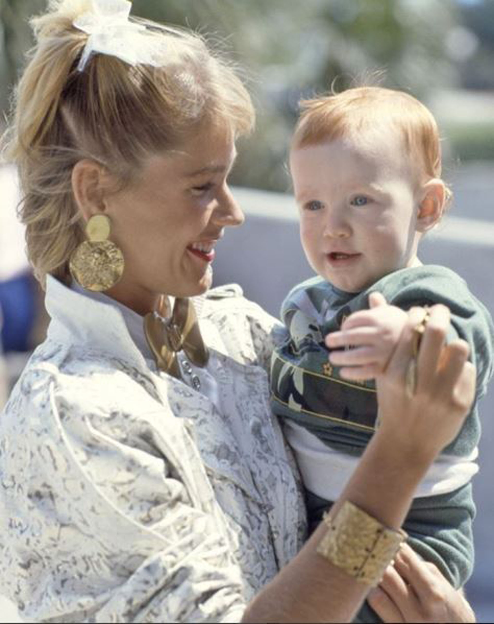 La popular conductora, con uno de sus pequeños seguidores