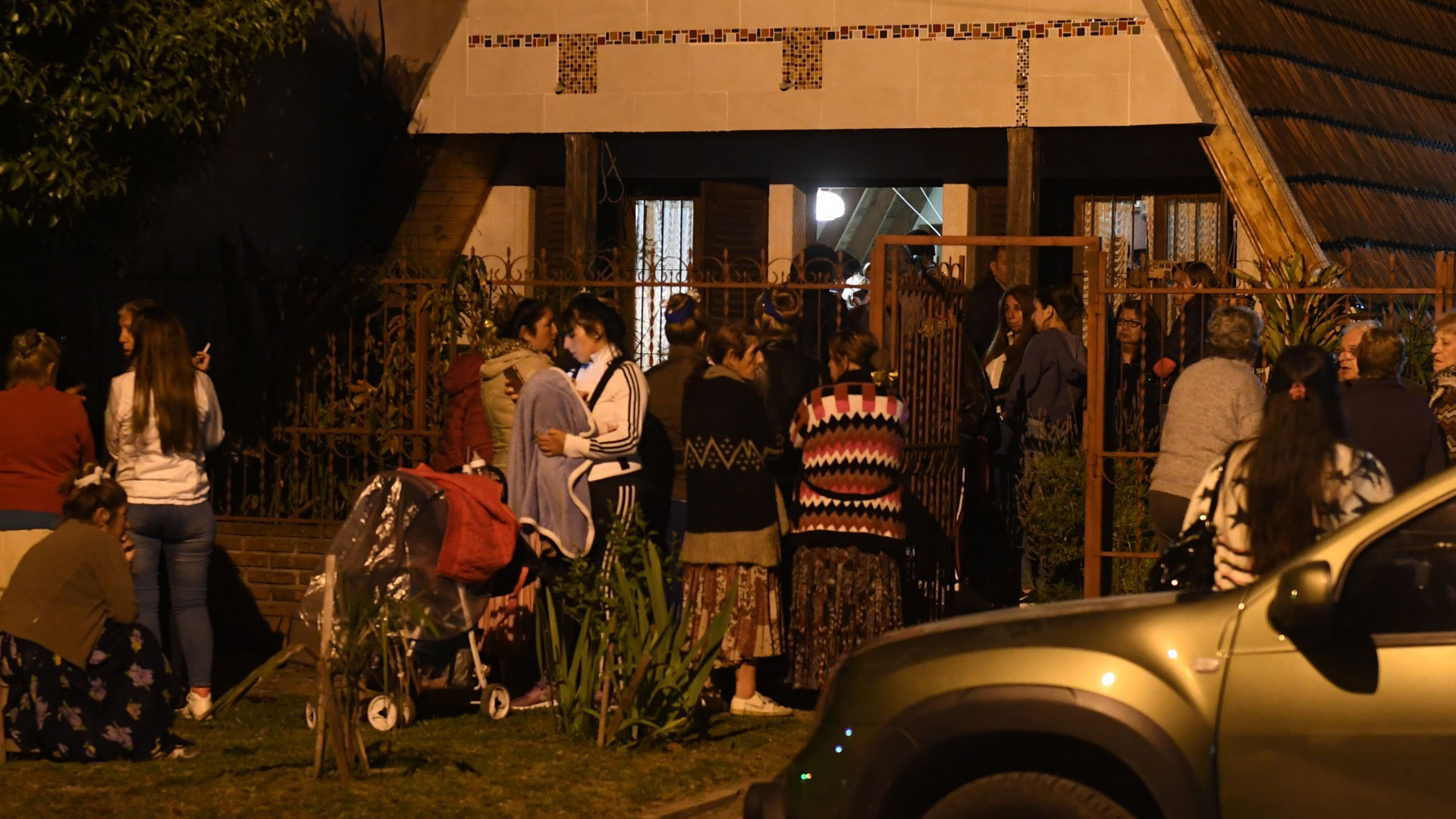 Familiares y vecinos se acercaron para darle el último adiós a la menor (Maximiliano Luna)