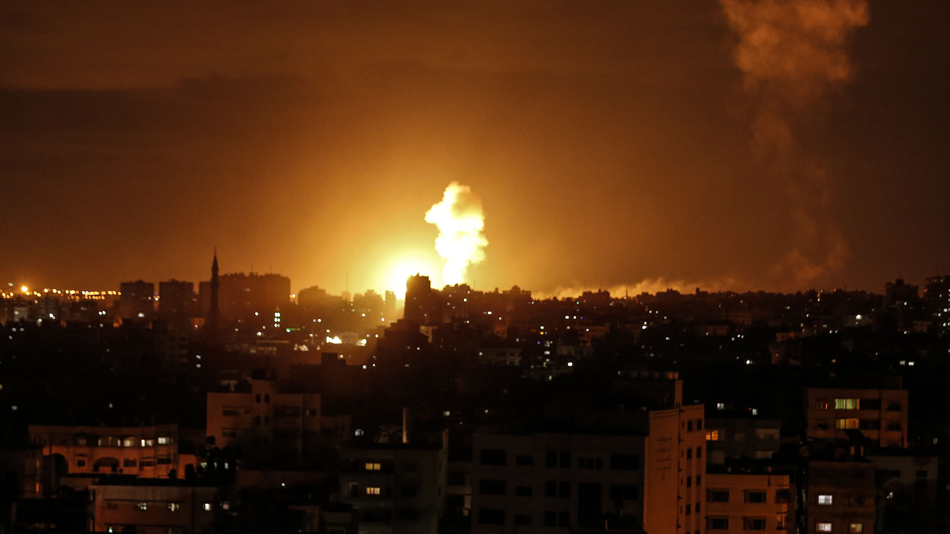 Foto de un ataque israelí a Gaza en octubre de 2018. (Photo by MAHMUD HAMS / AFP)