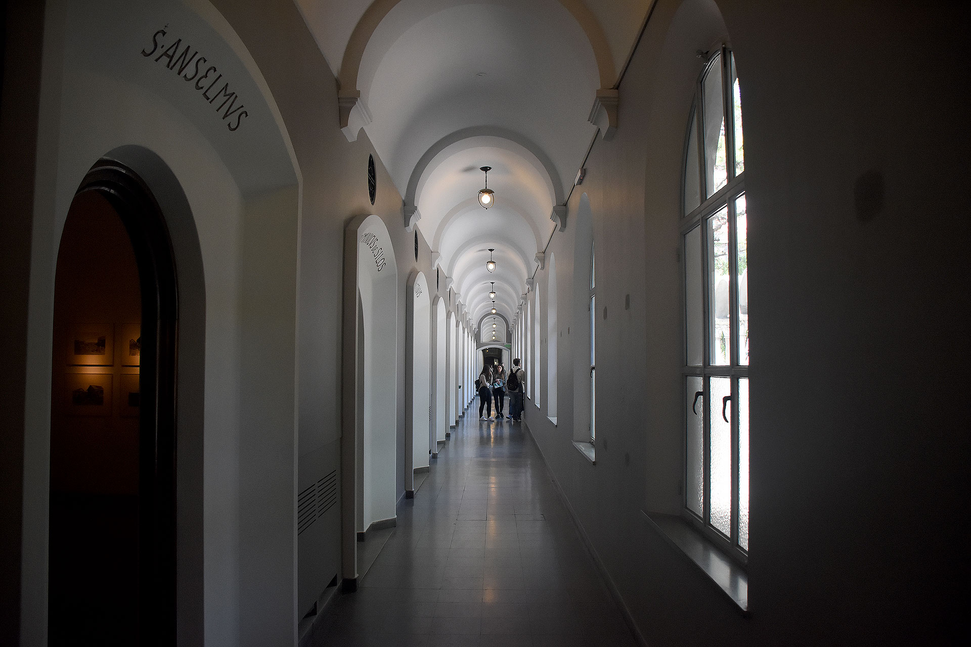 Los pasillos infinitos con cuartos de rezo