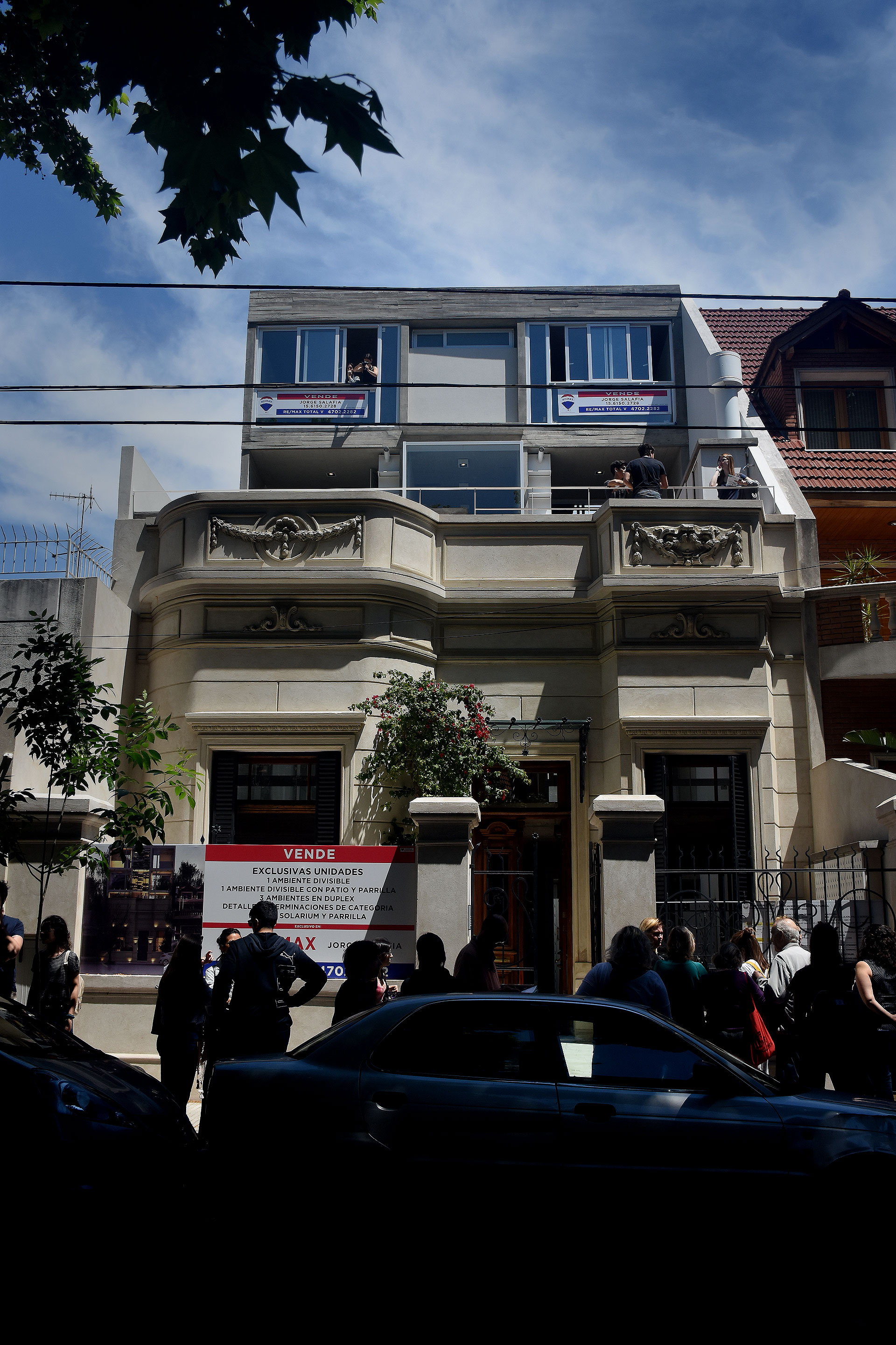 VIDAL 3532. El edificio se implanta en el lote donde preexistía una vivienda de principios de siglo. Se definió que dicha construccion permanezca, retirando el edificio nuevo en pleno barrio de Nuñez