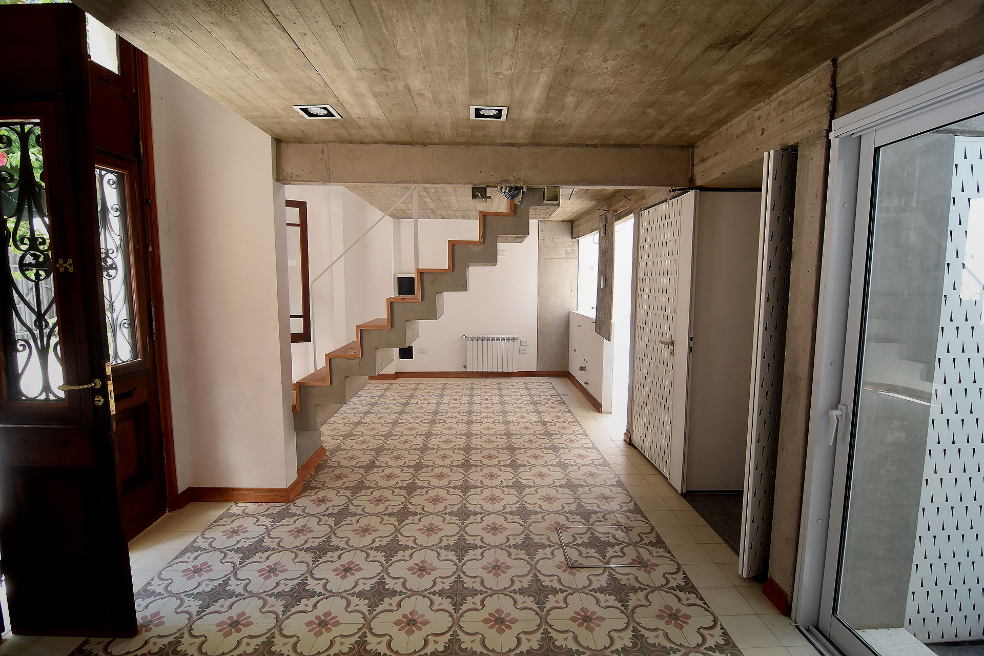 La vivienda se reutilizó como hall de acceso y areas públicas, incorporándole además un entrepiso con balconeo hacia planta baja