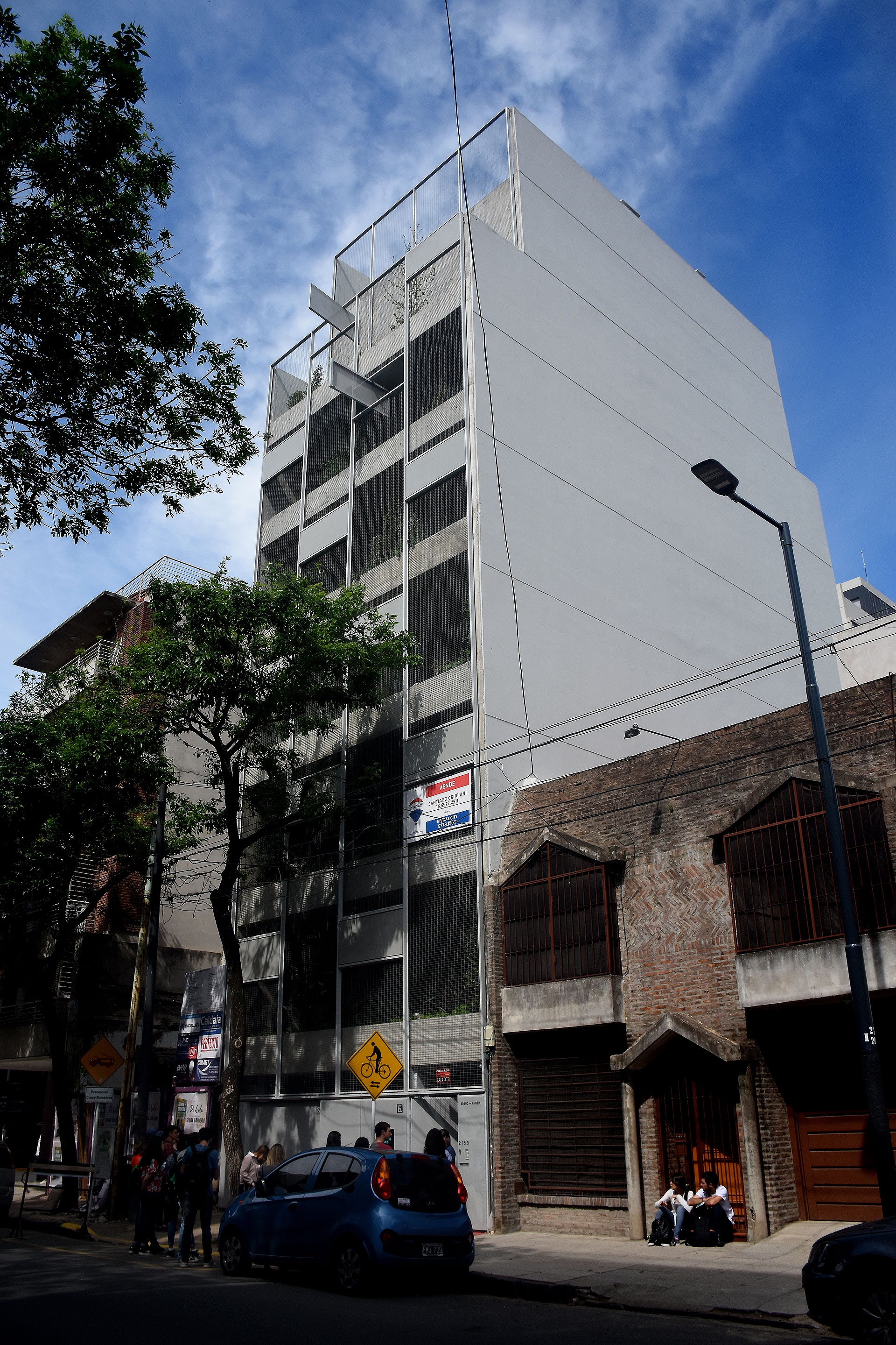 BONPLAND 2169. Organizado mediante cinco crujías perpendiculares a los muros medianeros que delimitan su aptitud técnica al mismo tiempo que ofrecen un buen margen de flexibilidad