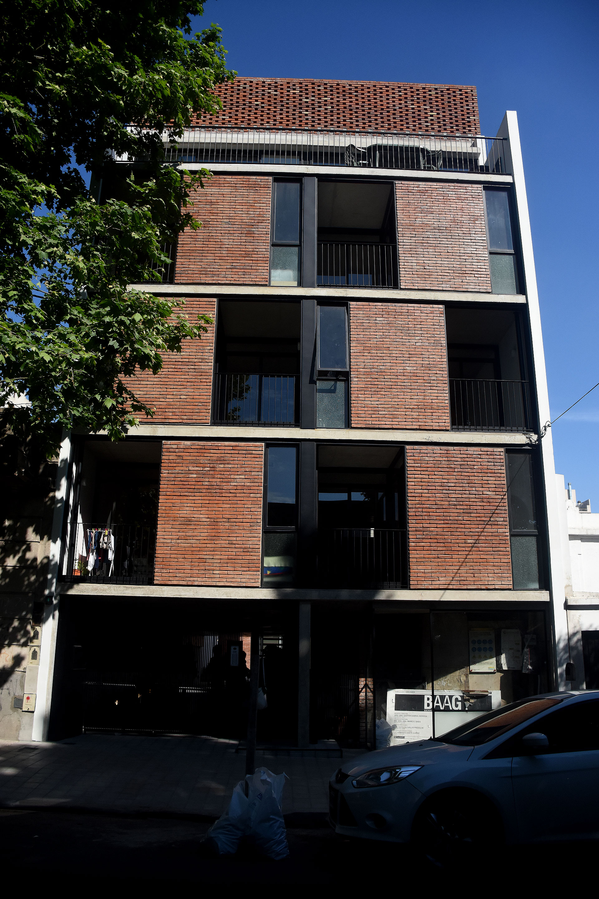 ARAOZ 967. El proyecto tiene como vocación generar ese tipo de contactos y relaciones. El edificio se organiza en dos bloques de viviendas separadas por un patio. Todas las unidades tienen ventilación cruzada y visuales tanto hacia el patio interno, como hacia el exterior.