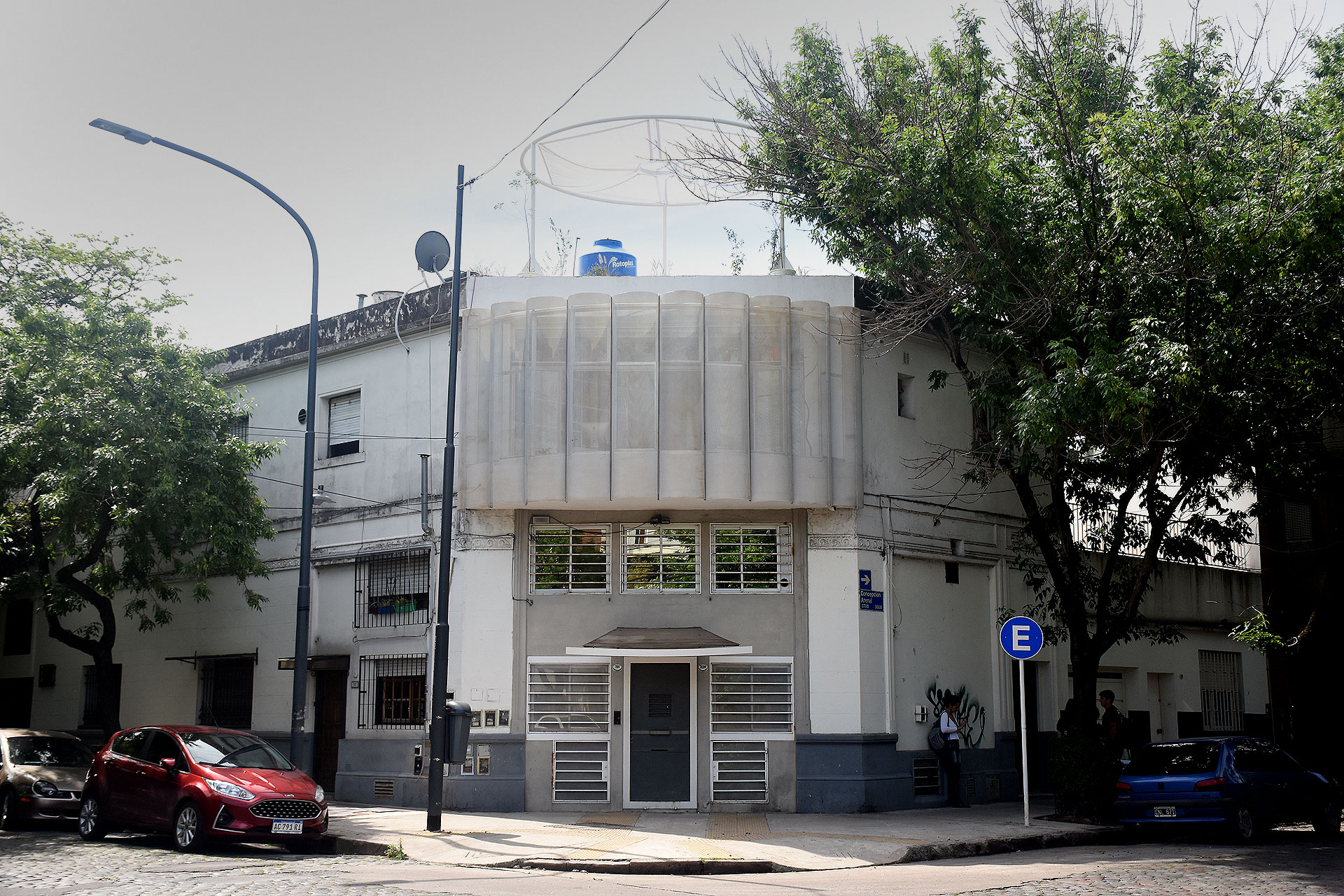 EL CAMARÍN. Este pequeño apartamento, producto residual de la fragmentación de una propiedad construida en la década del 50 en el barrio de Chacarita, configura una ochava en primer piso con visuales tan abiertas hacia el exterior como expuestas a la mirada curiosa desde la calle.