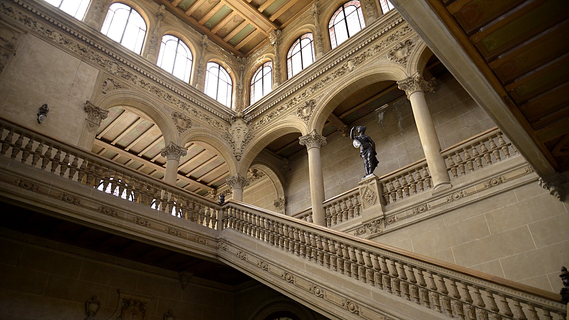 El sello estilístico predominante, claramente ligado al Renacimiento español, se debe a la magistral mano ecléctica del arquitecto Alejandro Christophersen.