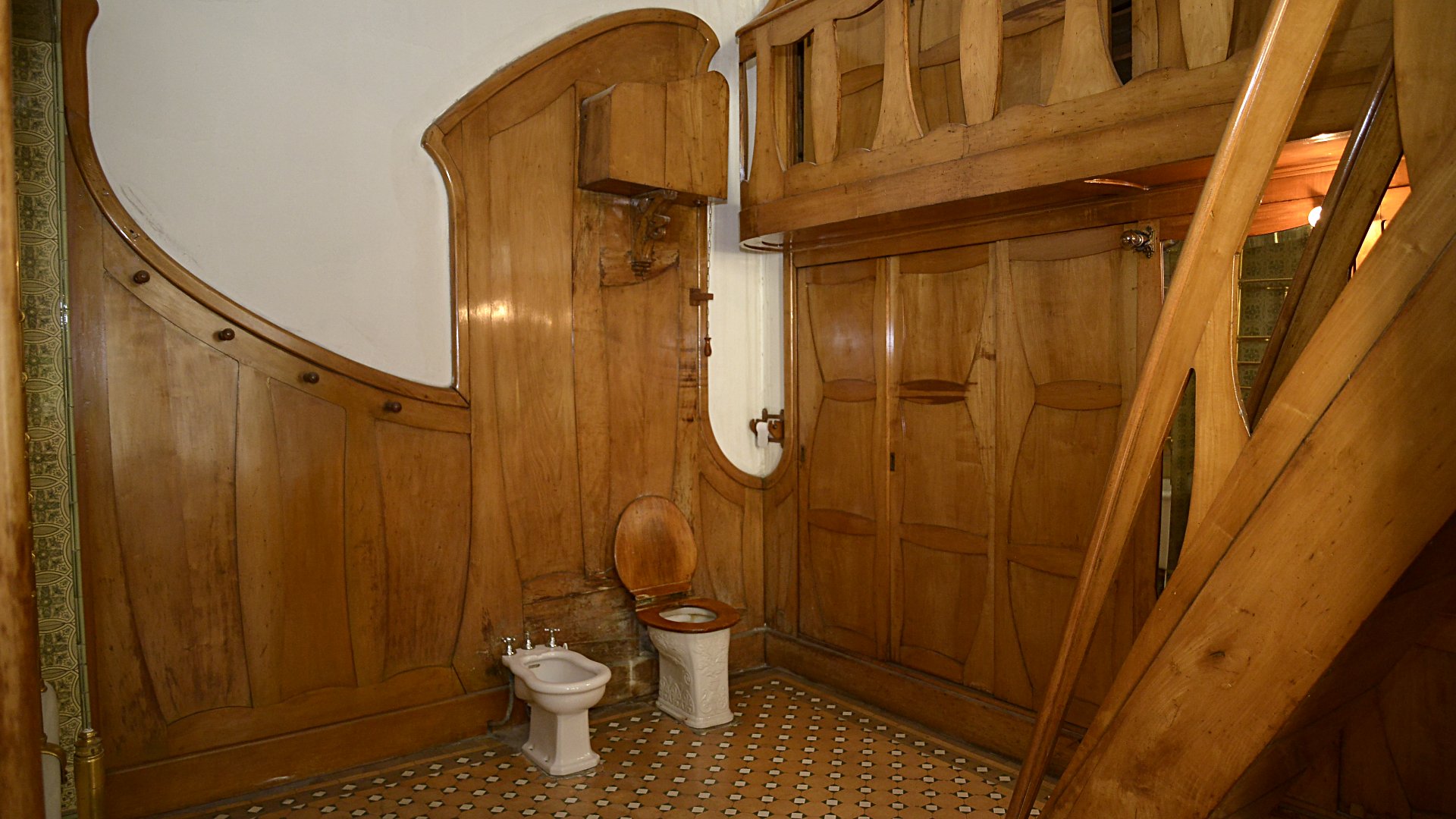 El interior de uno de los baños que posee la ex Residencia Ángel Braceras