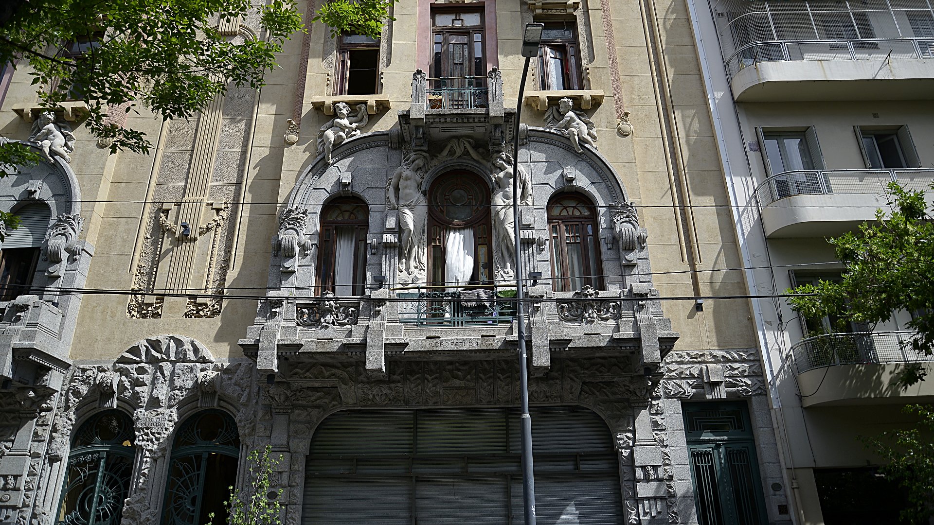 CASA CALISE. La Casa Calise es una obra del arquitecto Viginio Colombo que ha sido recientemente restaurada.