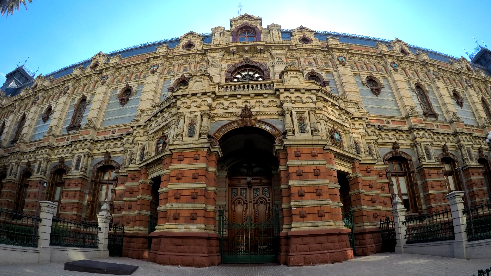 PALACIO DE AGUAS CORRIENTES. Fue construido para alojar los tanques de suministro de agua corriente de la creciente ciudad a fines del siglo XIX, envueltos en un exterior suntuoso de materiales importados