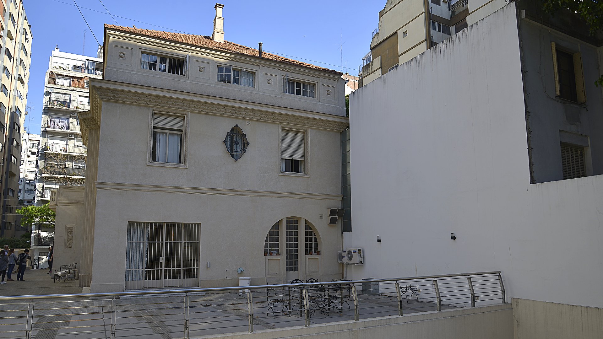 Está emplazada en un lote de planta trapezoidal de algo más de veinte metros de frente. La casa está construida sobre uno de los ejes medianeros, en el punto más alto del terreno. Sobre el otro lateral se encuentra un patio desde el que se accede a la vivienda, después de subir una pequeña escalera exterior.