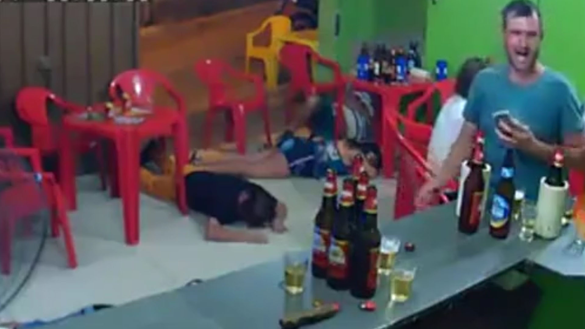 Solo cuando los otros clientes reaccionaron, él se dio enteró de lo que había ocurrido