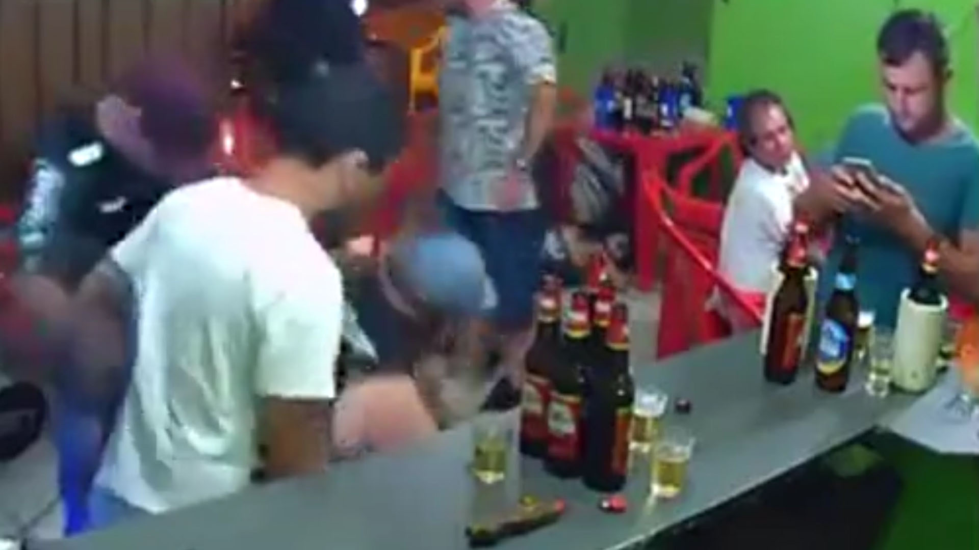 Cuando el delincuente armado ingresó al establecimiento, la gente comenzó a tirarse al suelo