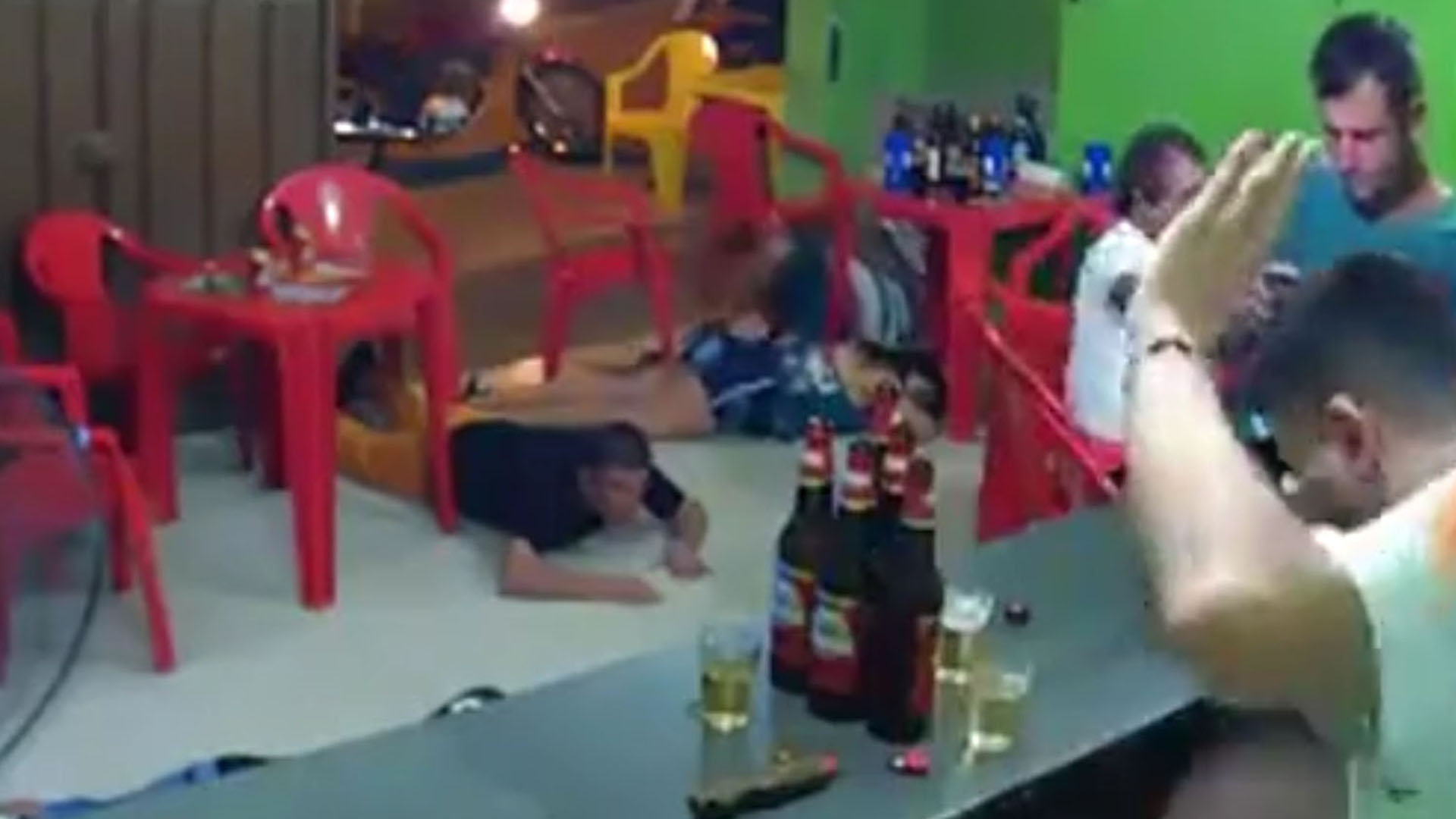 El delincuente se acercó a la caja y se llevó el dinero, pero el cliente seguía mirando su teléfono