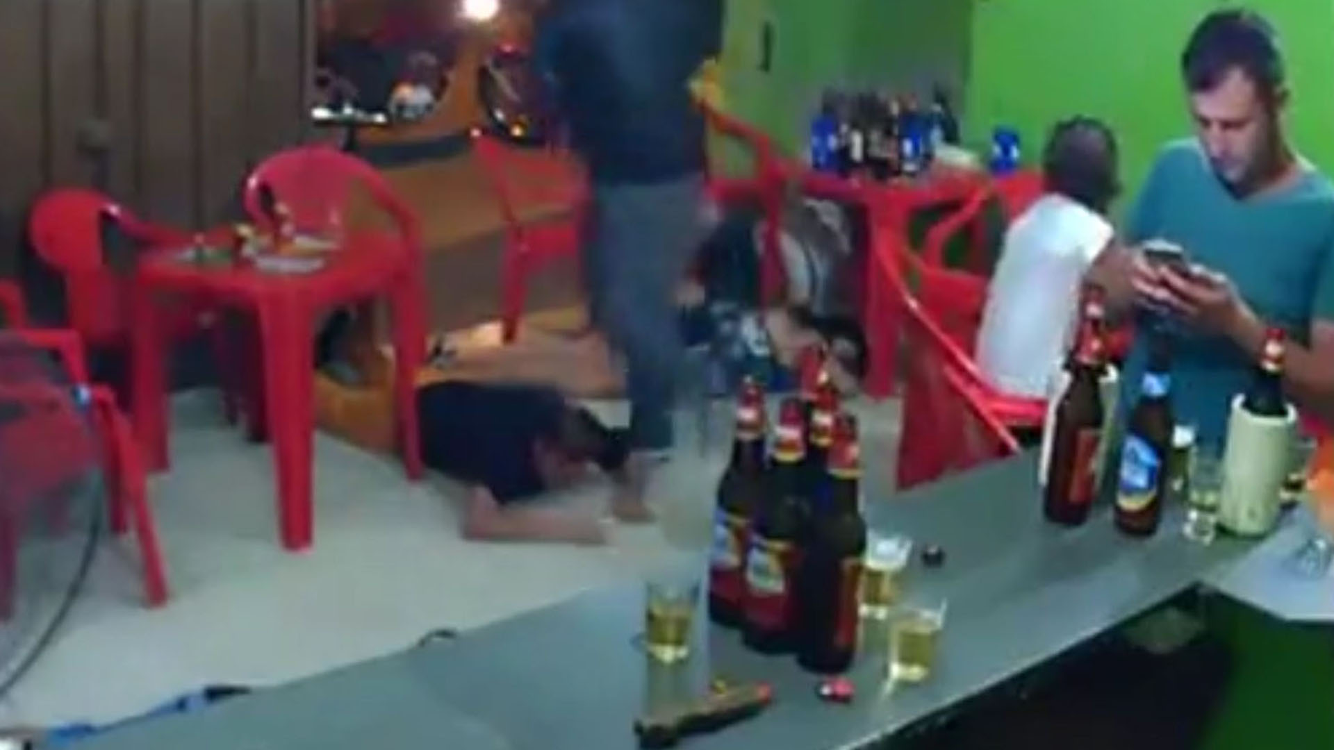 El ladrón se fue, sin que el hombre se enterara de su presencia