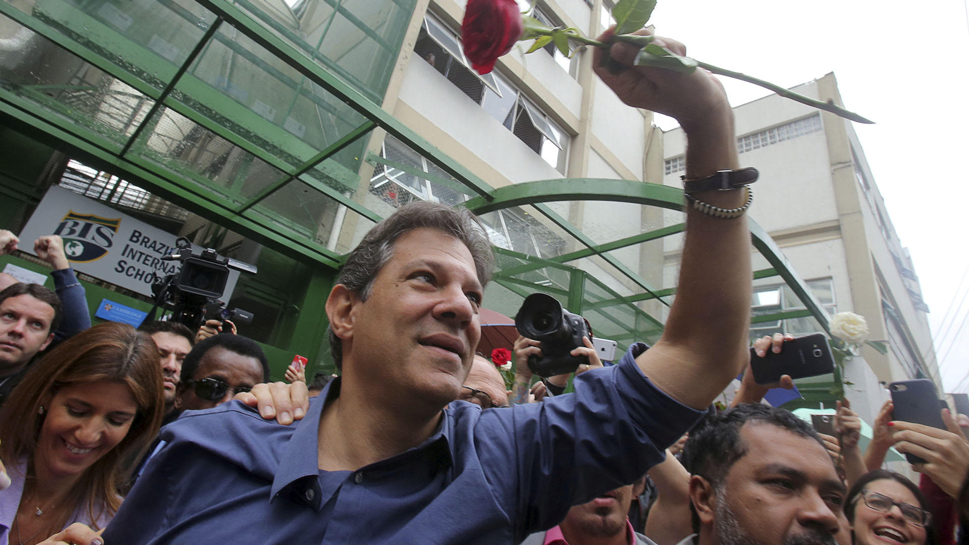 Haddad intentará remontar los resultados que arrojan los sondeos en Brasil (Reuters)