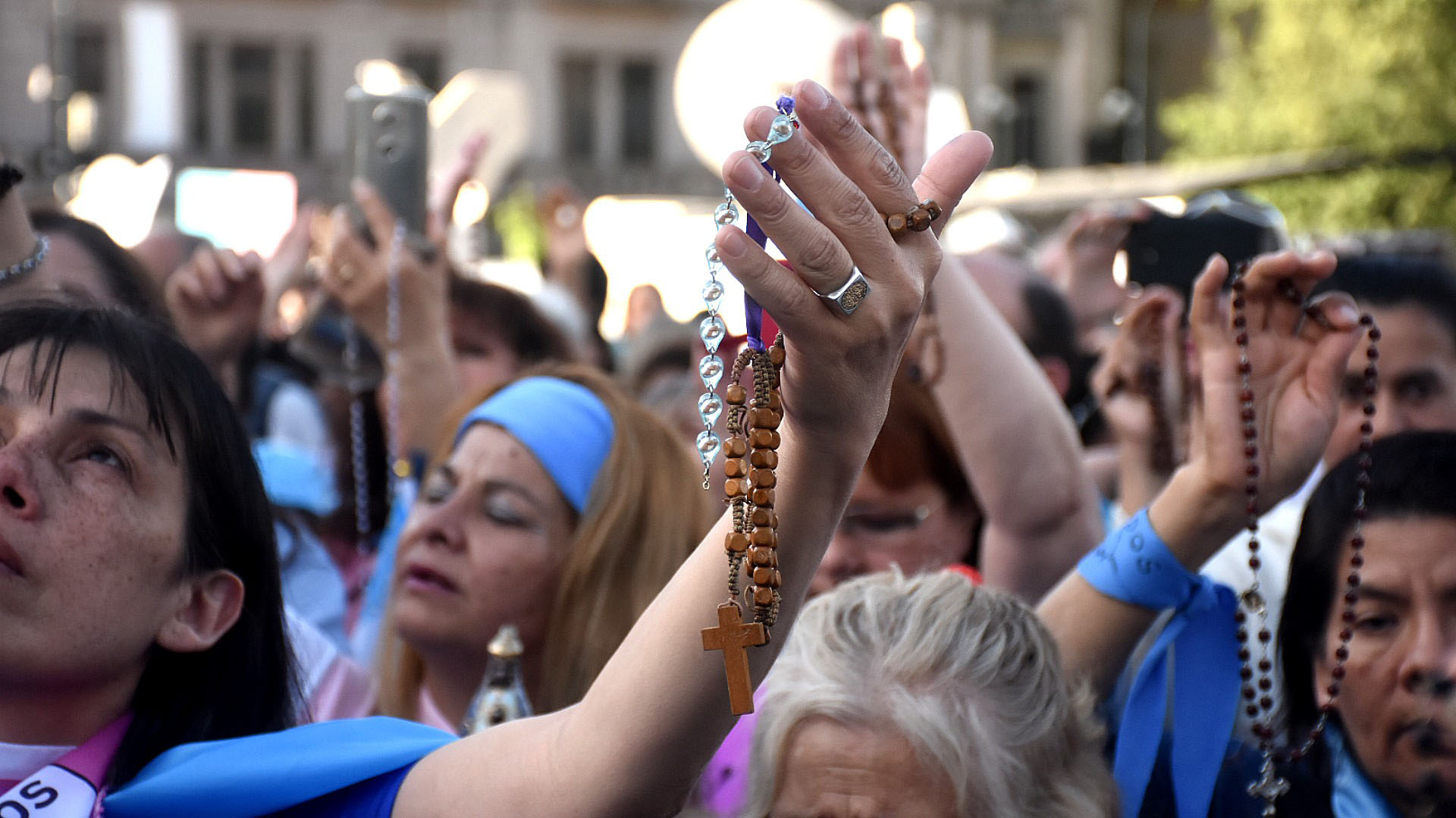 Hubo banderas argentinas, rosarios e imágenes religiosas