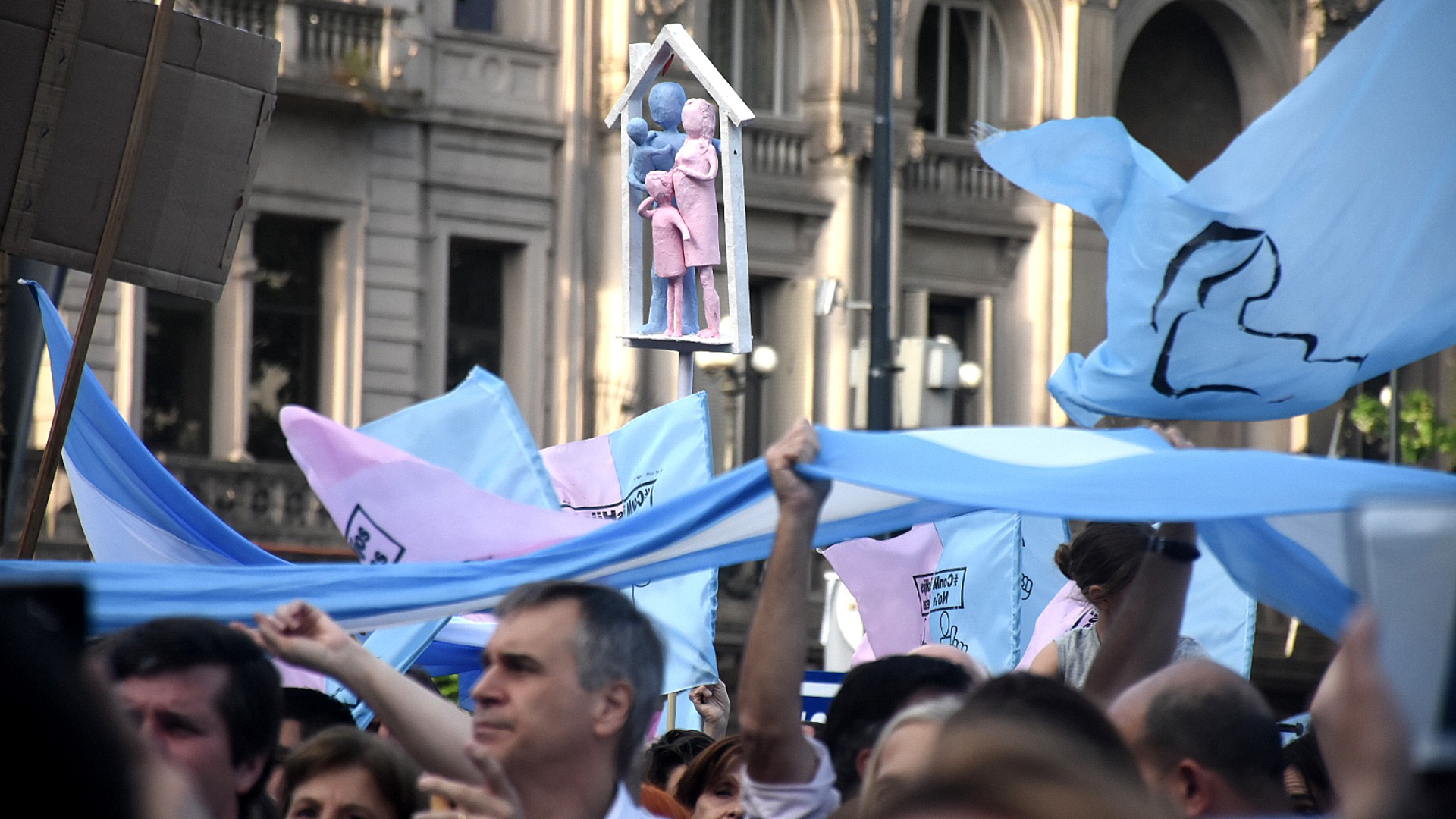 “Educación sexual para prevenir, SI; ideología de género para adoctrinar, NO”, era una de las consignas