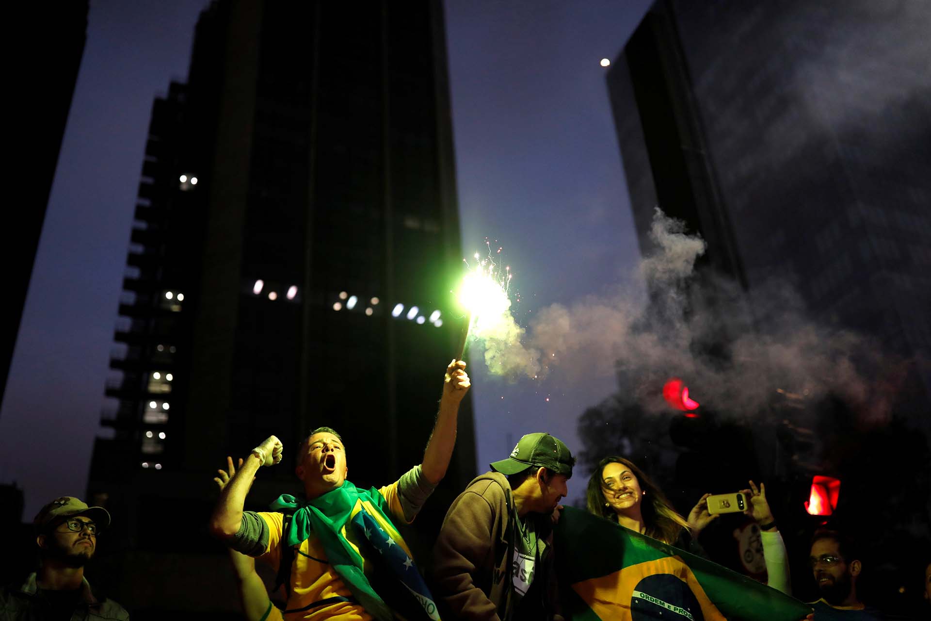Fuegos artificiales y banderas durante las celebraciones por el triunfo de Brasil (REUTERS/Nacho Doce)