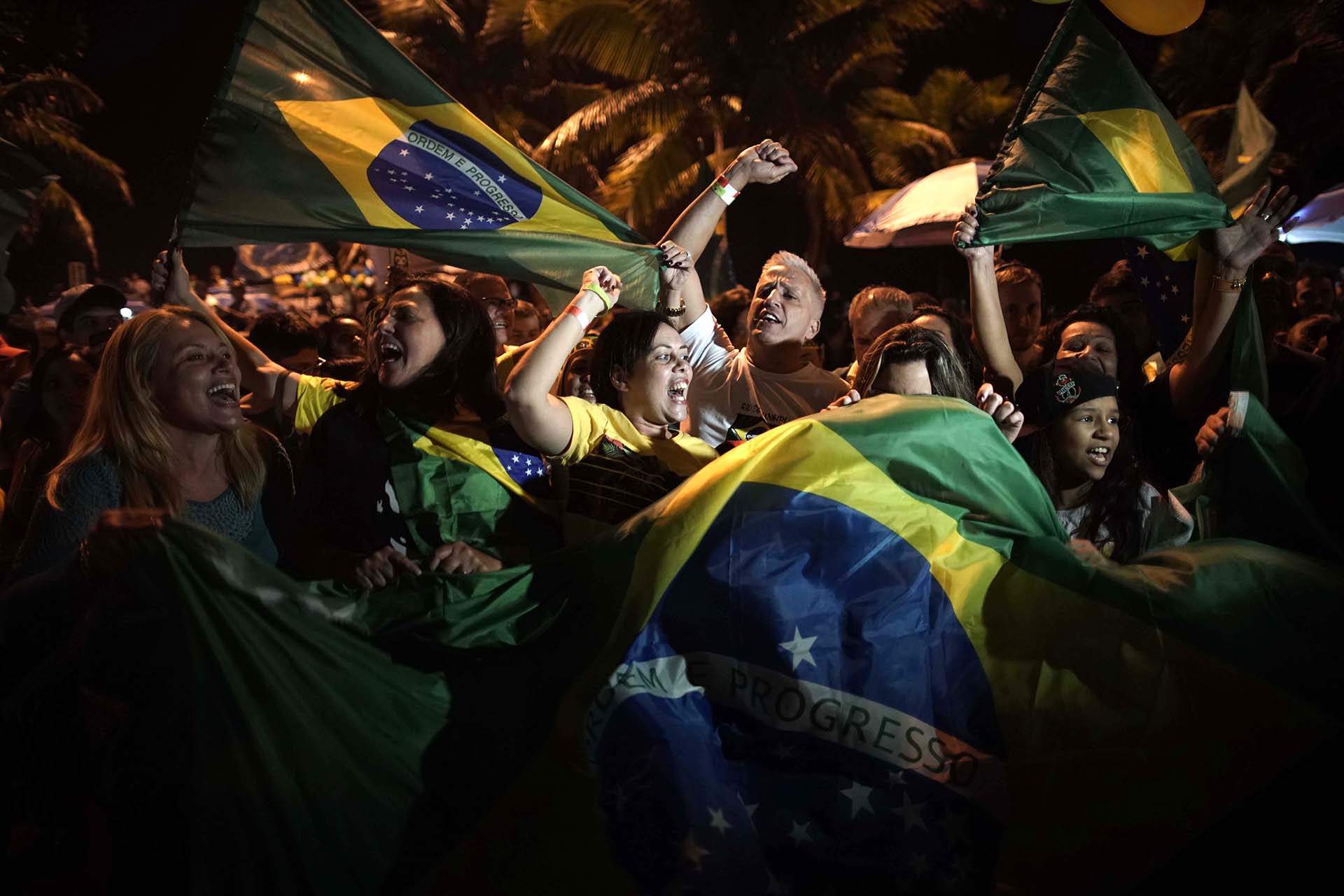 Algunos celebraron en las inmediaciones de la casa del flamante presidente de Brasil (AP Photo/Leo Correa)